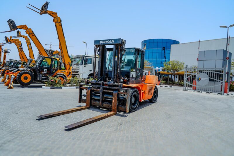 2014 DOOSAN D130S-5 12.50 Ton 27900 lb Pneumatic Tire Forklift