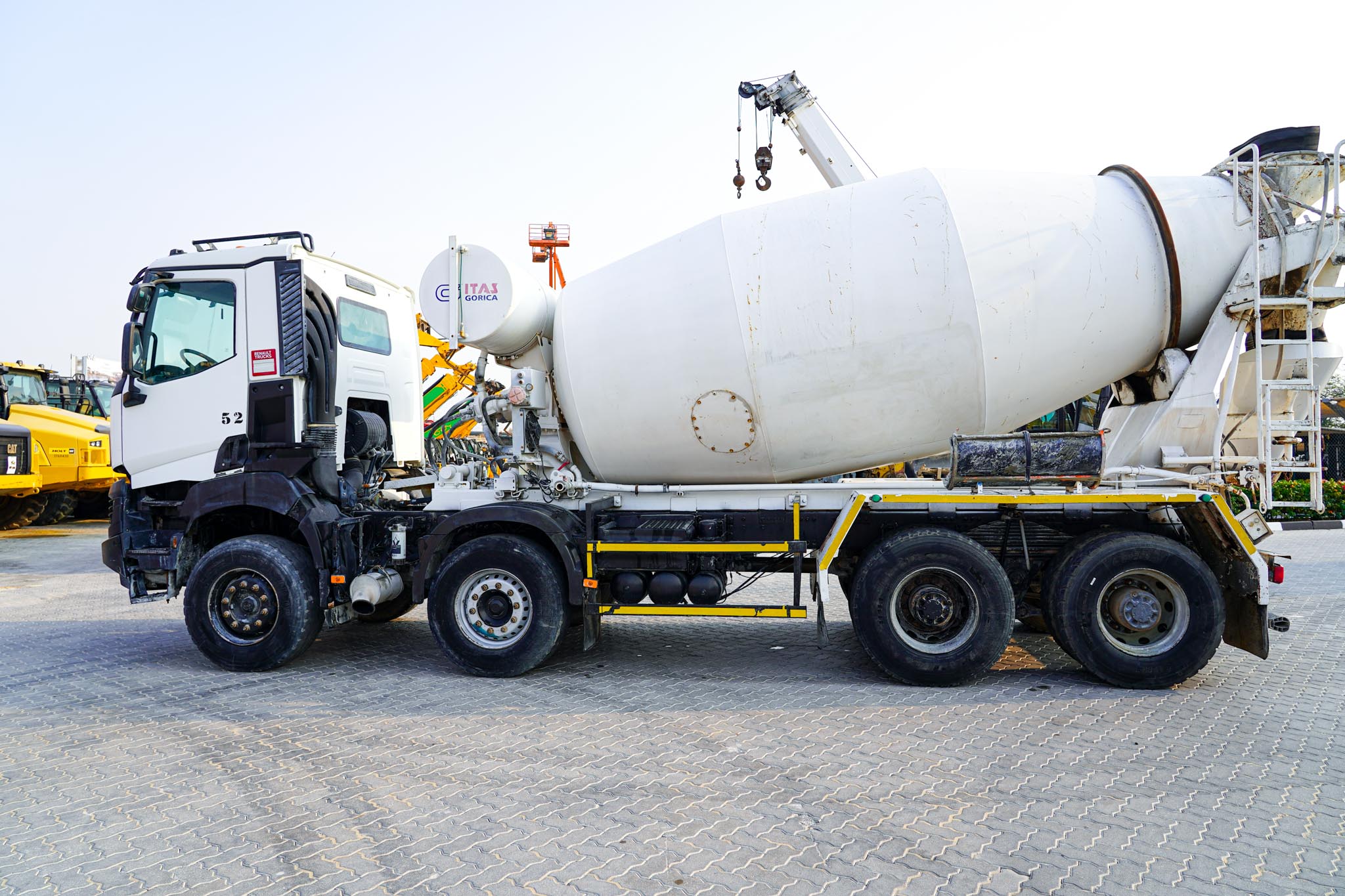 2019 RENAULT K440 8X4X2 Cement Mixer Truck - Image 4