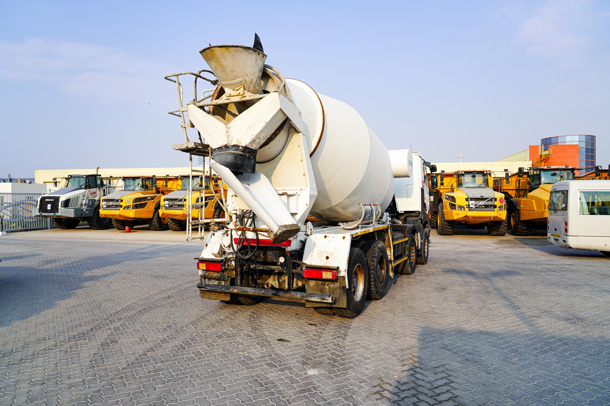 2019 RENAULT K440 8X4X2 Cement Mixer Truck - Image 2