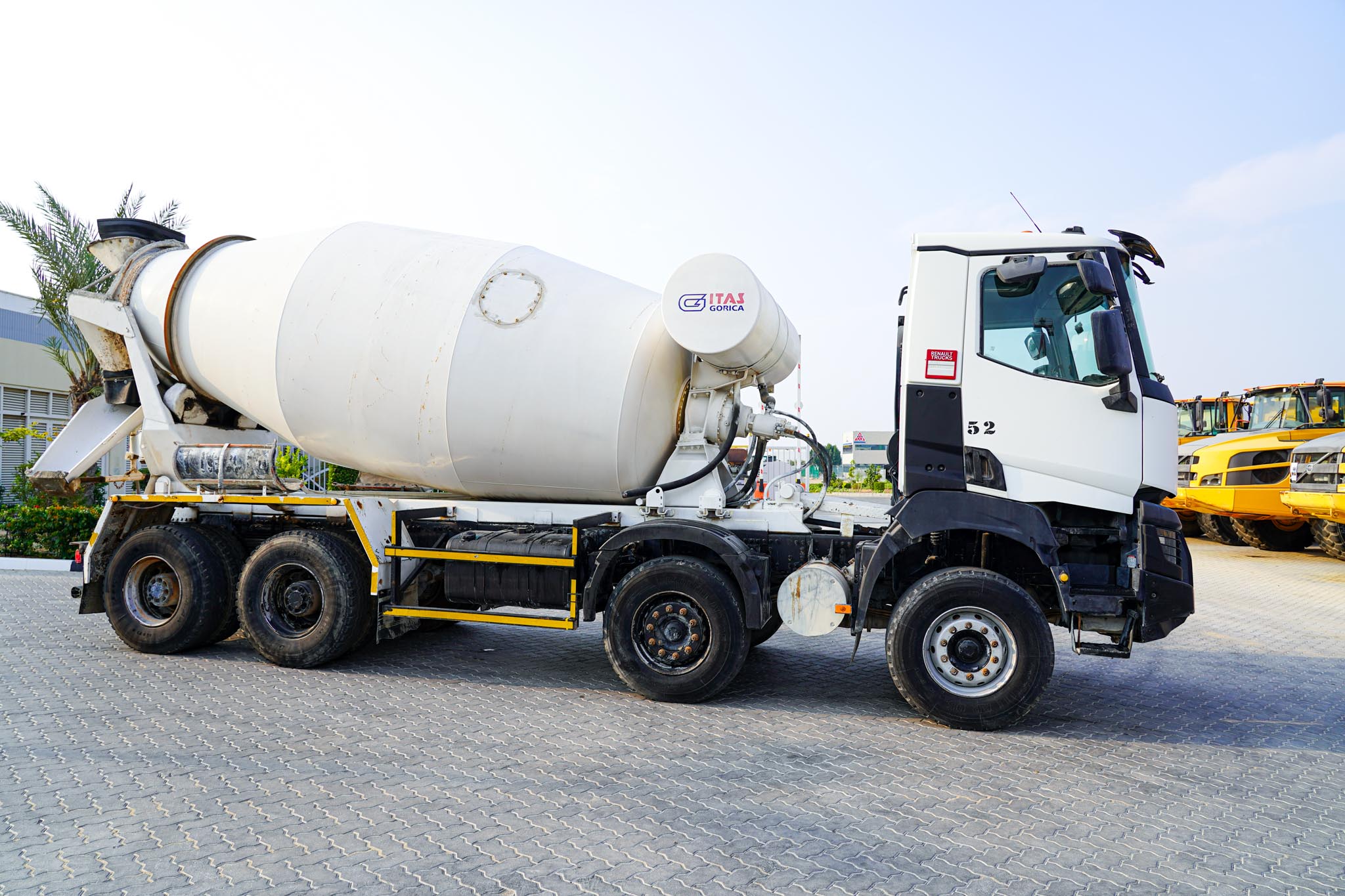 2019 RENAULT K440 8X4X2 Cement Mixer Truck - Image 3