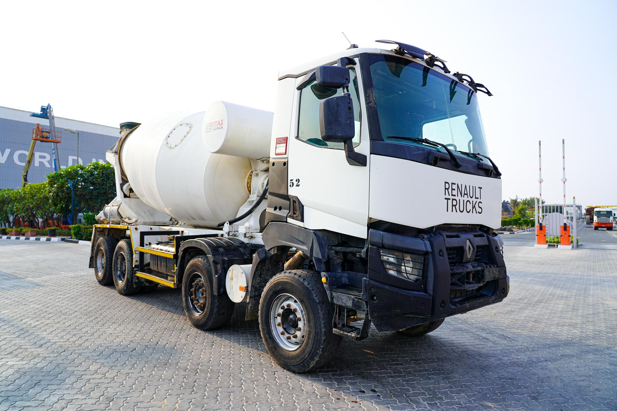 2019 RENAULT K440 8X4X2 Cement Mixer Truck
