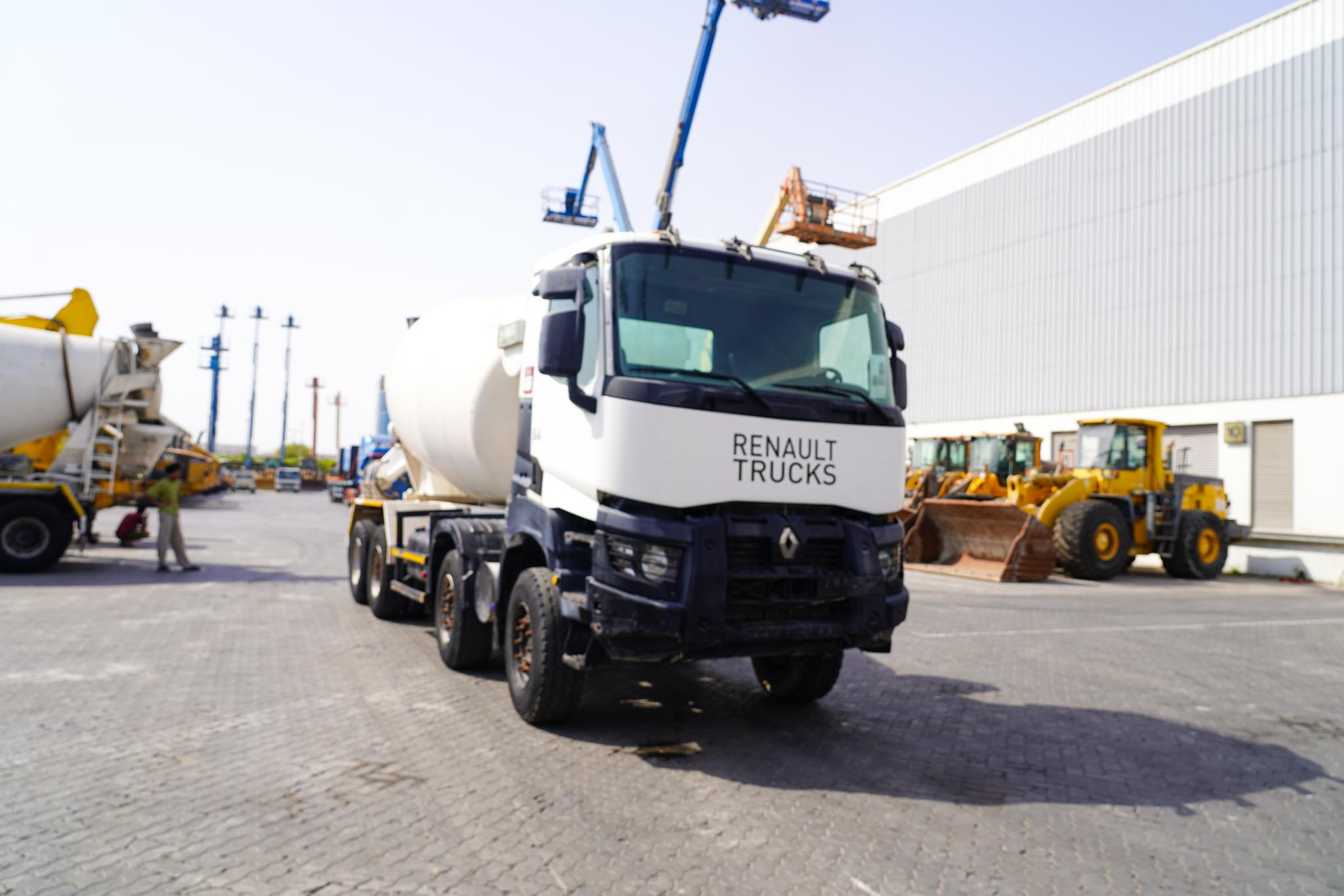 2019 RENAULT K440 Cement Mixer - Image 2