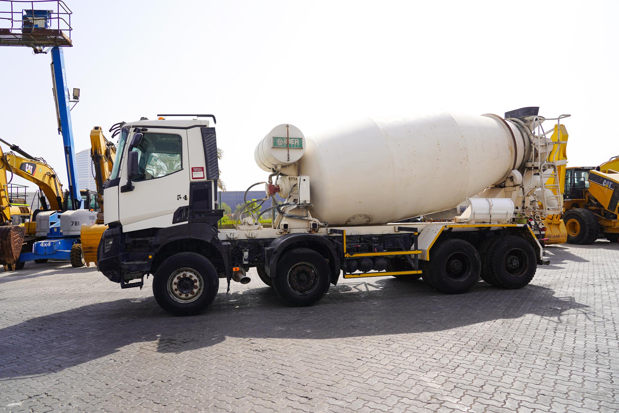 2019 RENAULT K440 Cement Mixer - Image 4