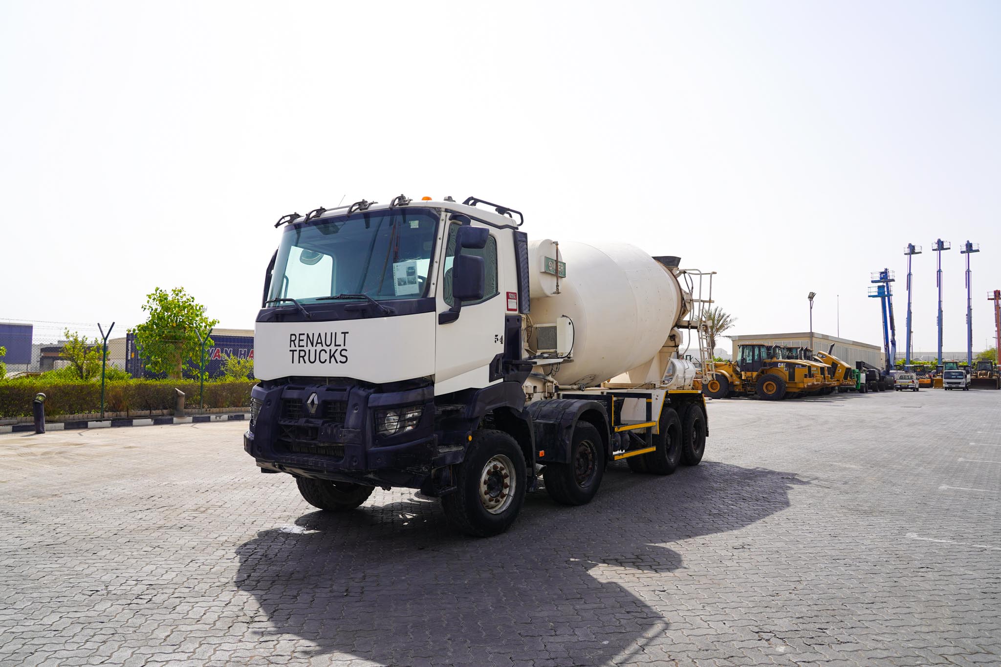 2019 RENAULT K440 Cement Mixer - Image 3