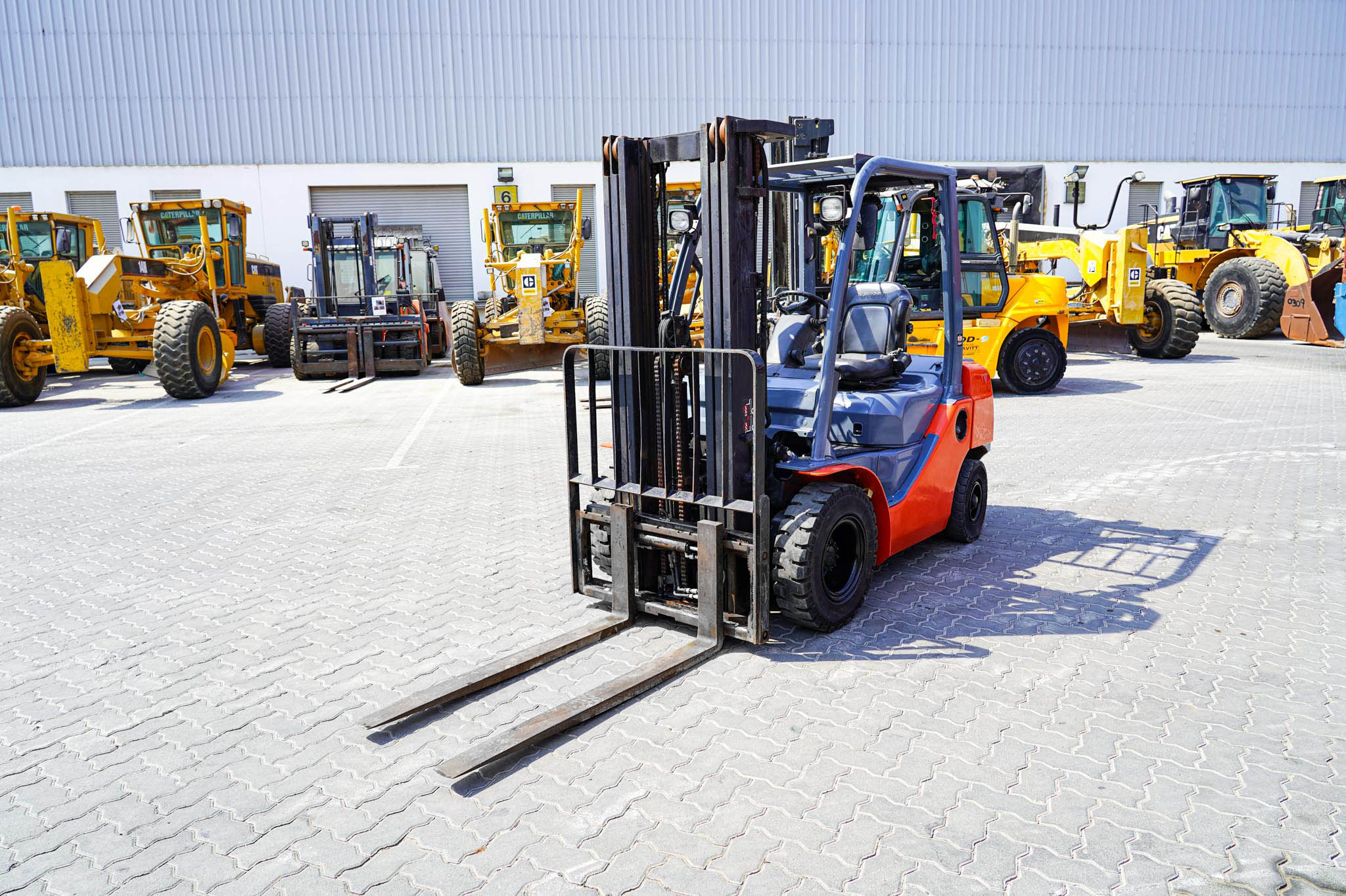2018 Toyota 8FDU25 4500 lb Pneumatic Tire Forklift - Image 2