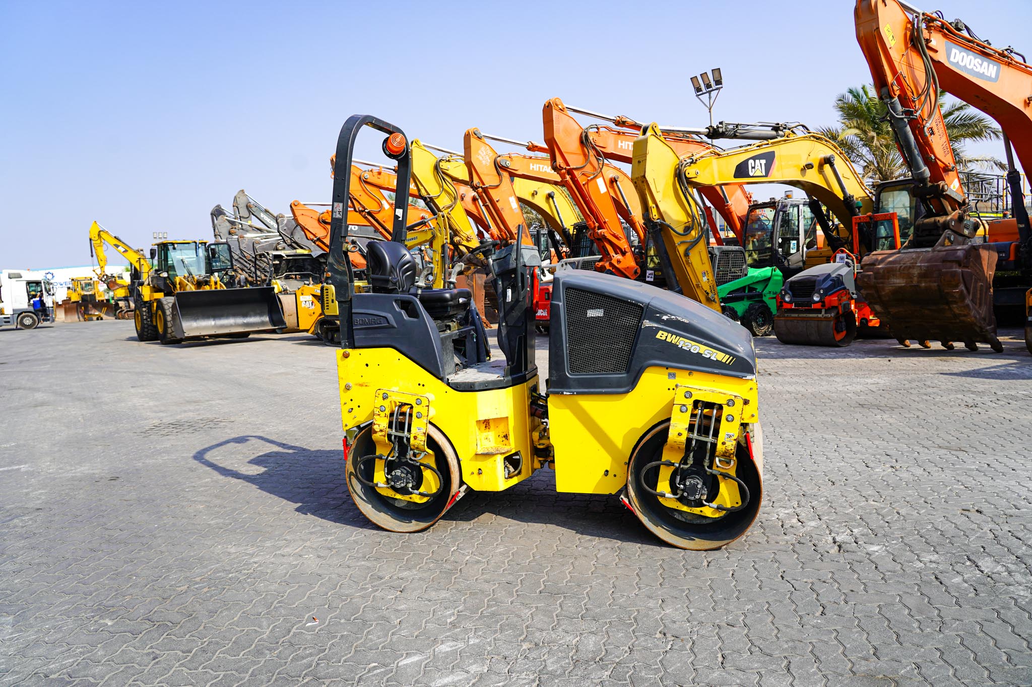 2017 BOMAG BW120SL-5 Tandem Roller - Image 2