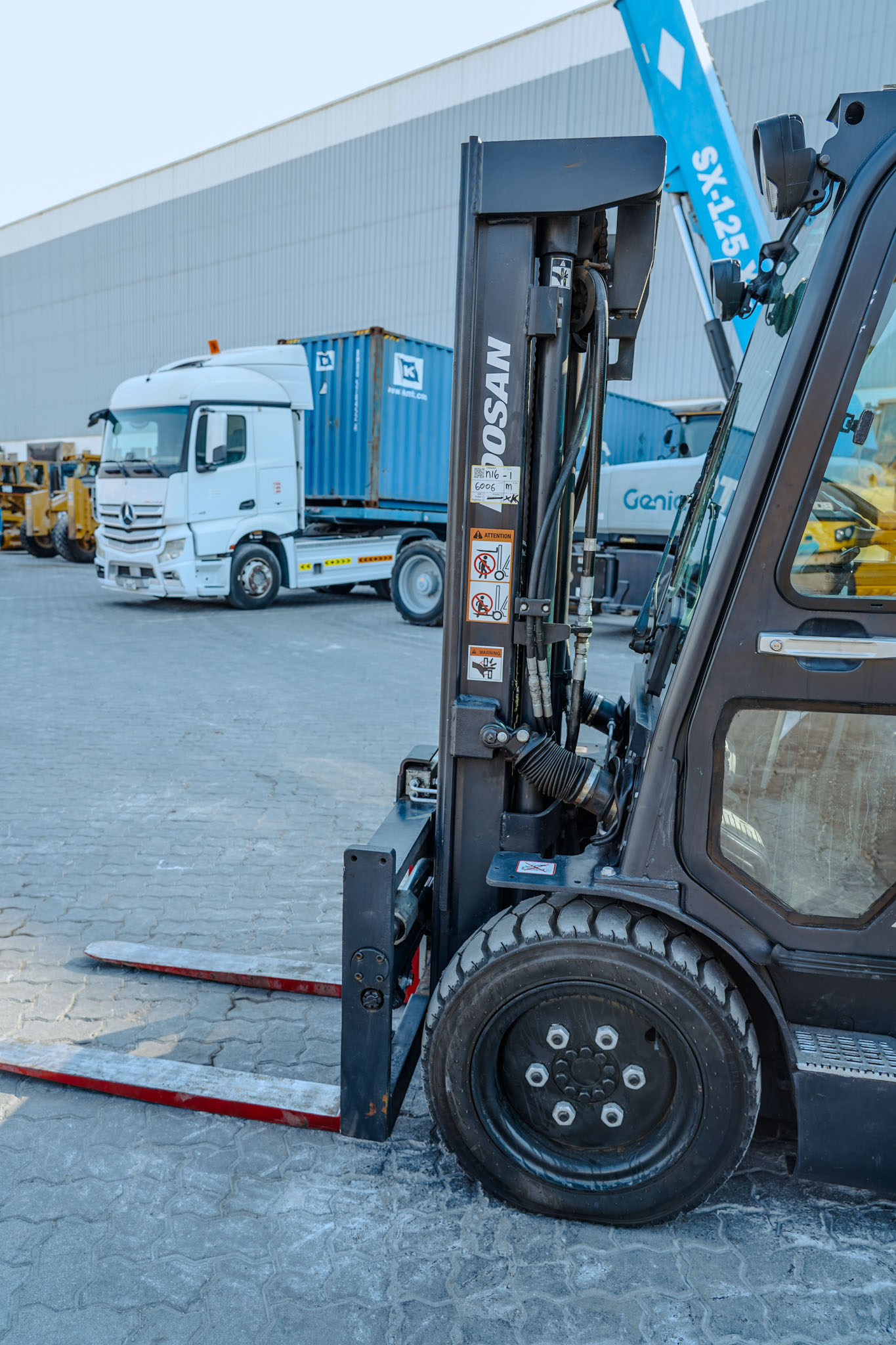 2020 DOOSAN D30S-7 5500 lb Pneumatic Tire Forklift - Image 11
