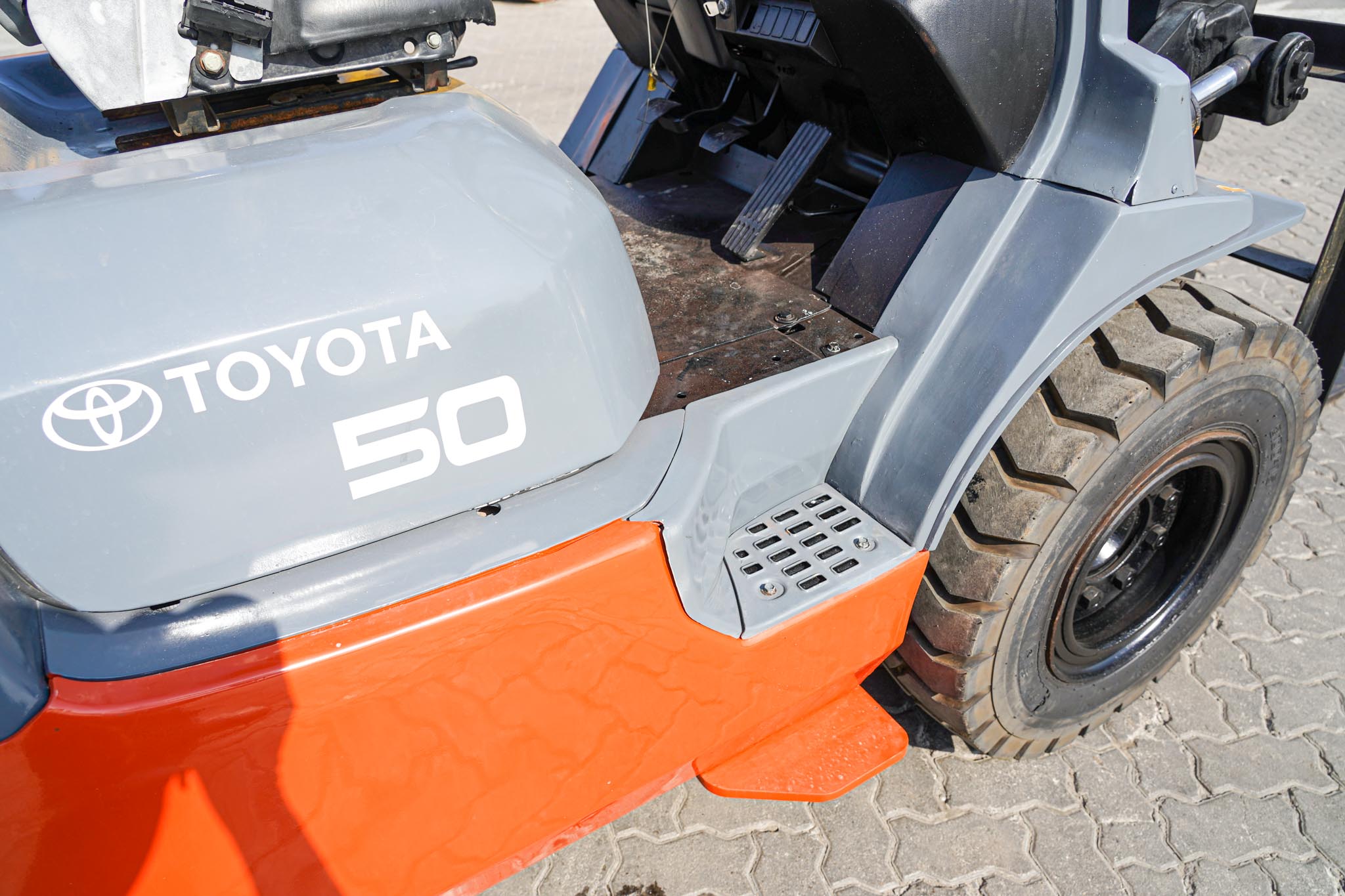 2017 Toyota 7FD50 11023 lb 5 Ton Pneumatic Tire Forklift - Image 23