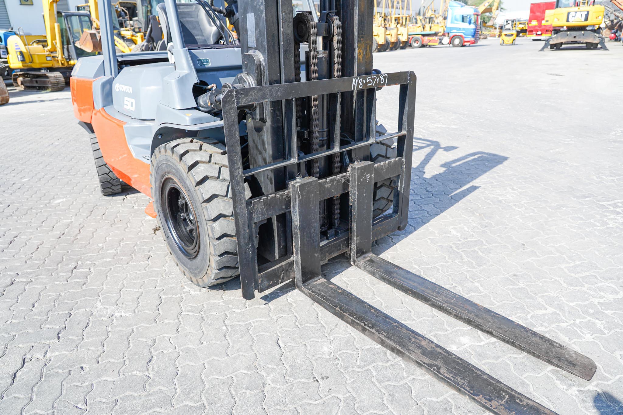 2017 Toyota 7FD50 11023 lb 5 Ton Pneumatic Tire Forklift - Image 9