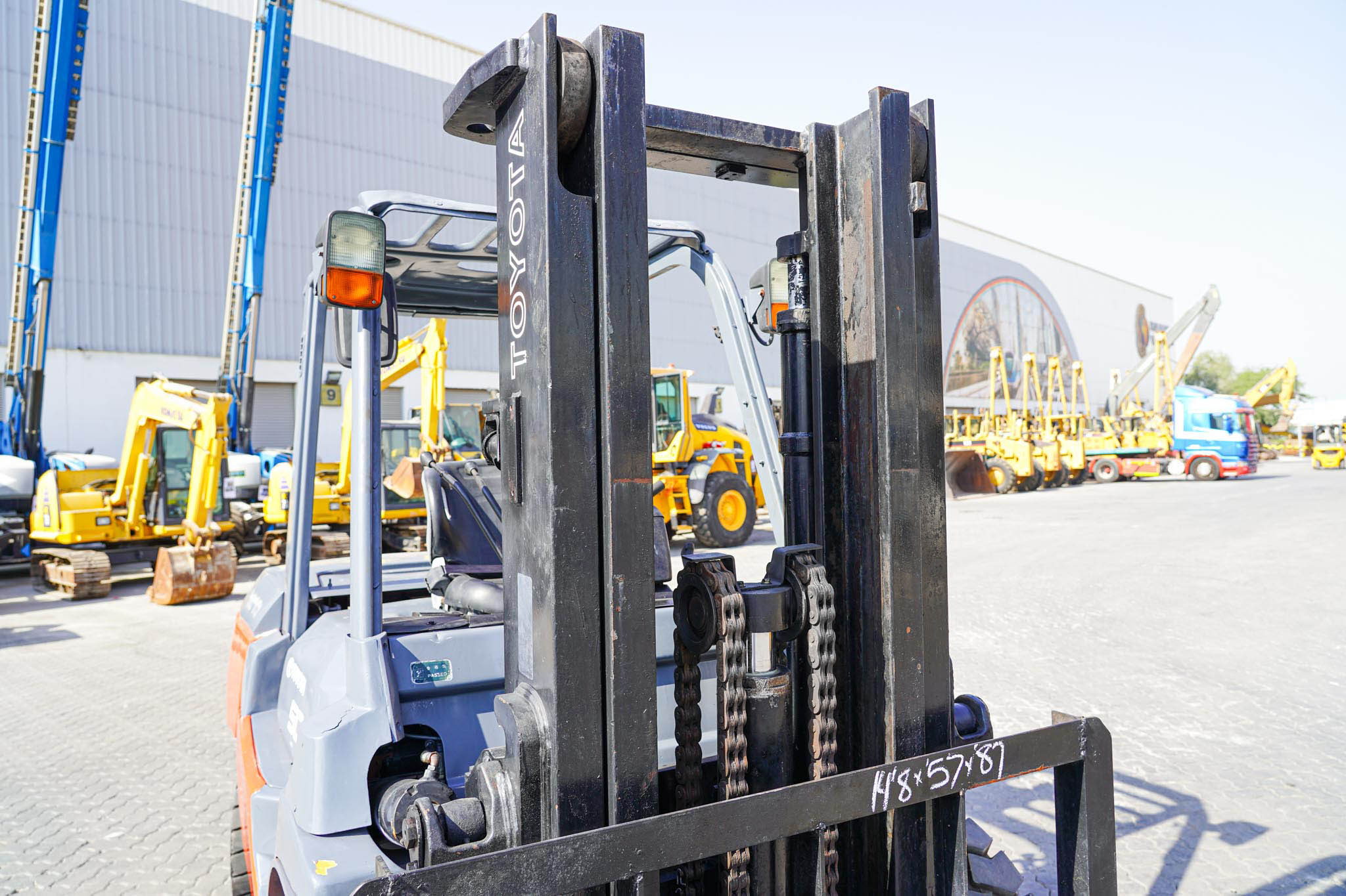 2017 Toyota 7FD50 11023 lb 5 Ton Pneumatic Tire Forklift - Image 10