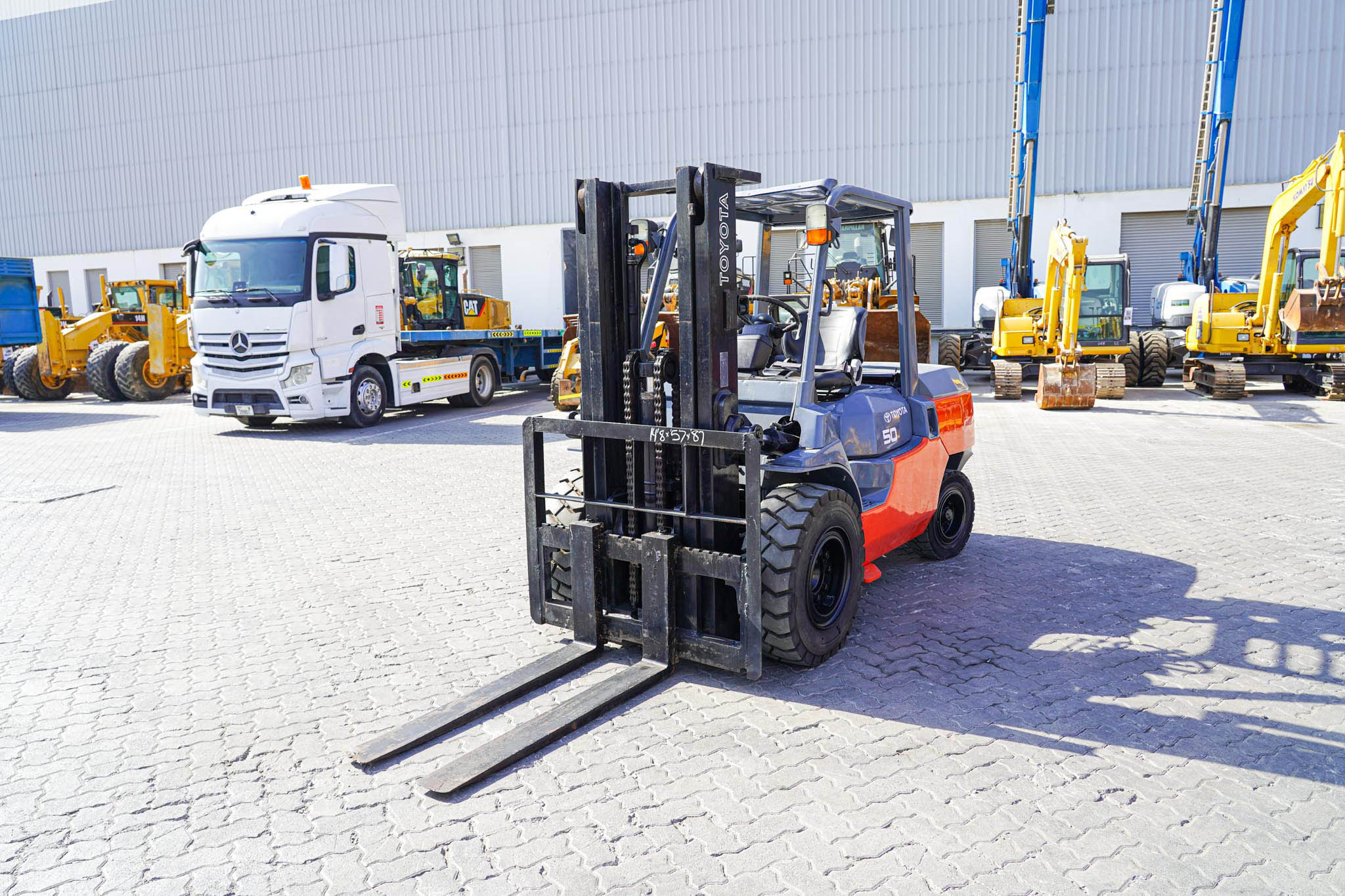 2017 Toyota 7FD50 11023 lb 5 Ton Pneumatic Tire Forklift - Image 4