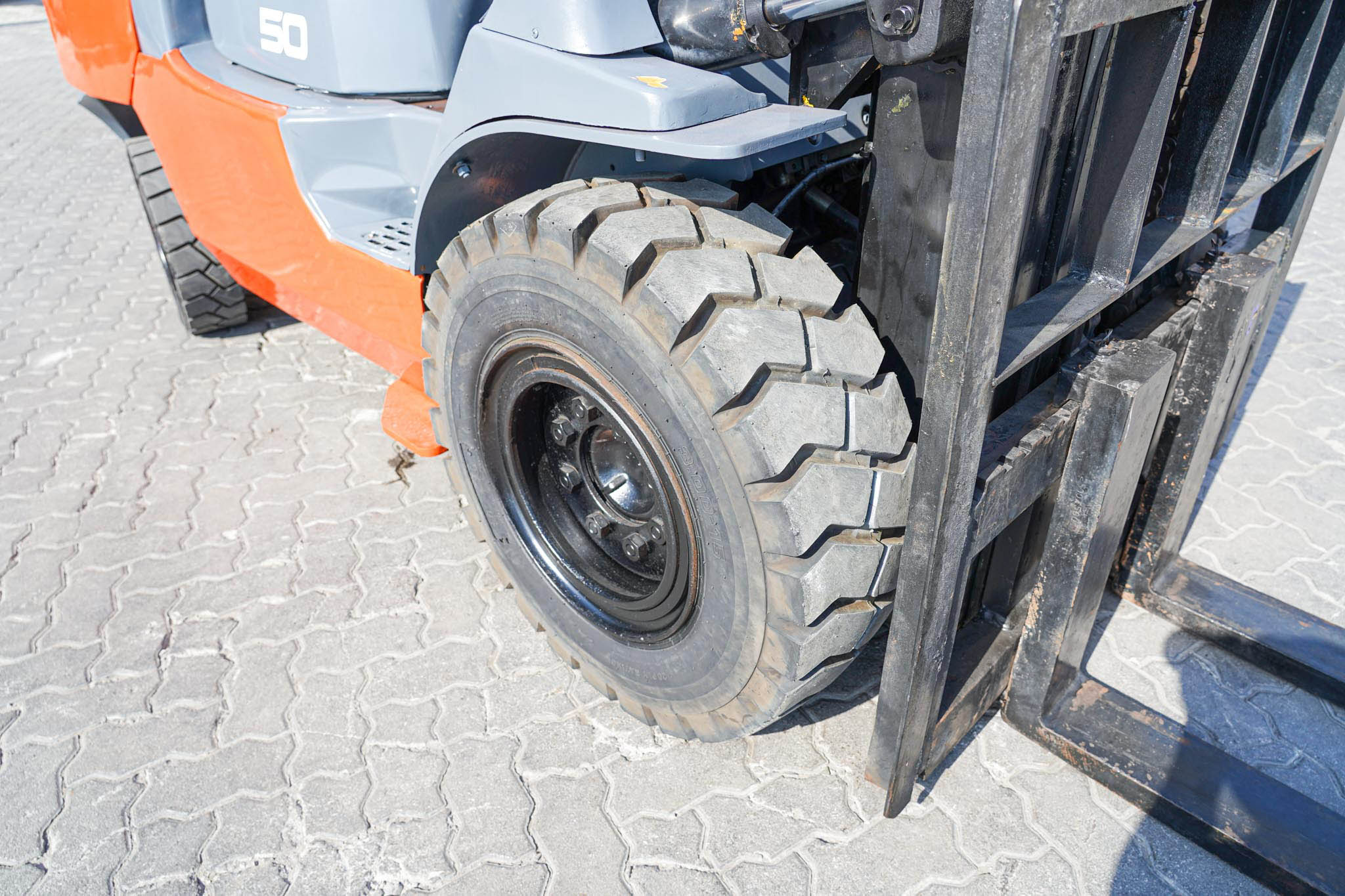 2017 Toyota 7FD50 11023 lb 5 Ton Pneumatic Tire Forklift - Image 11