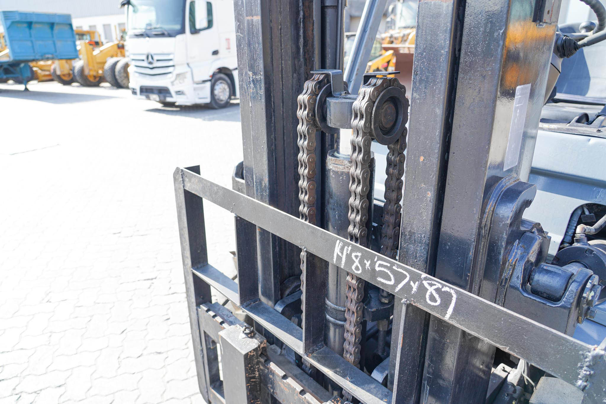 2017 Toyota 7FD50 11023 lb 5 Ton Pneumatic Tire Forklift - Image 12