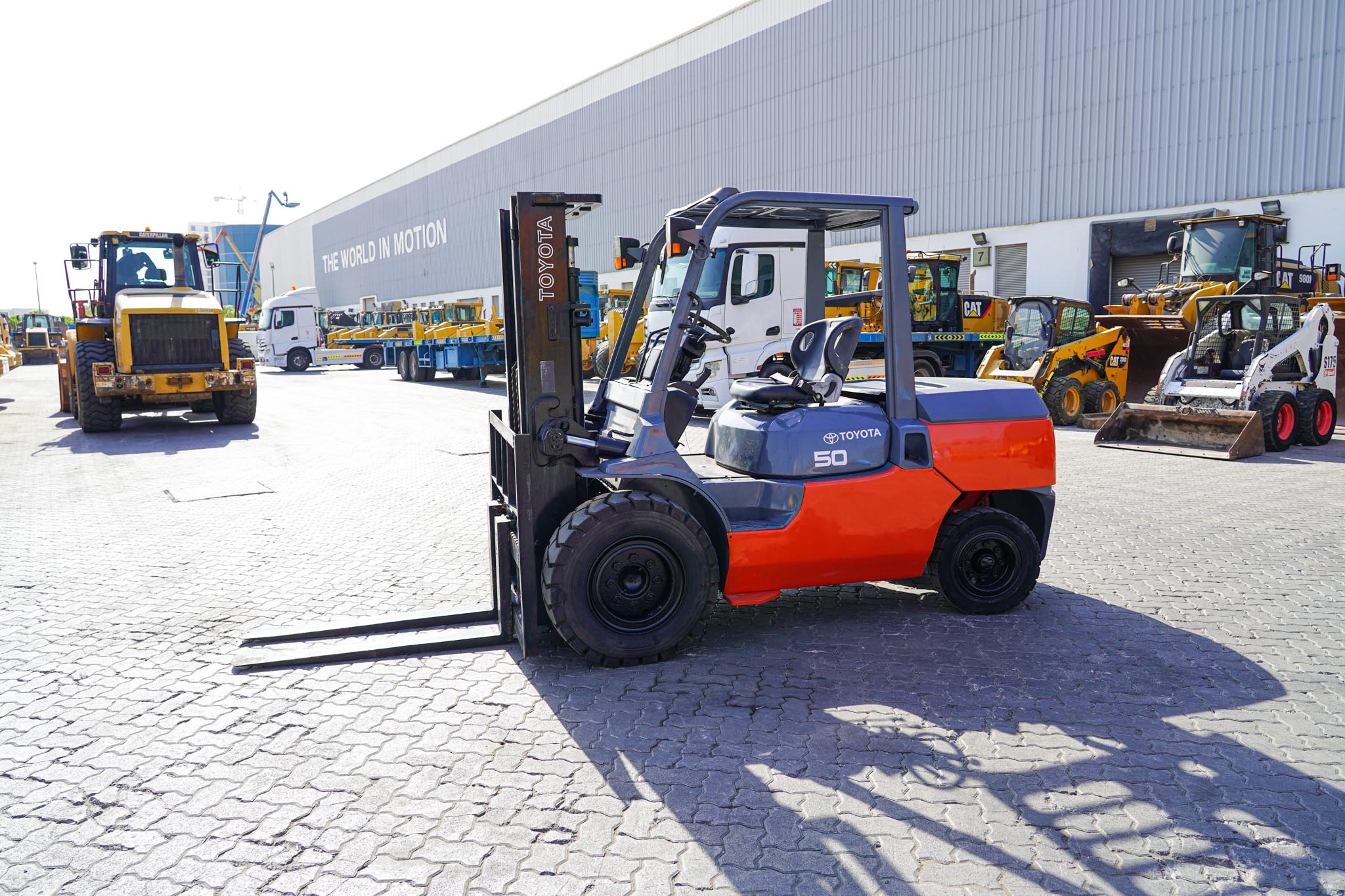 2017 Toyota 7FD50 11023 lb 5 Ton Pneumatic Tire Forklift - Image 5