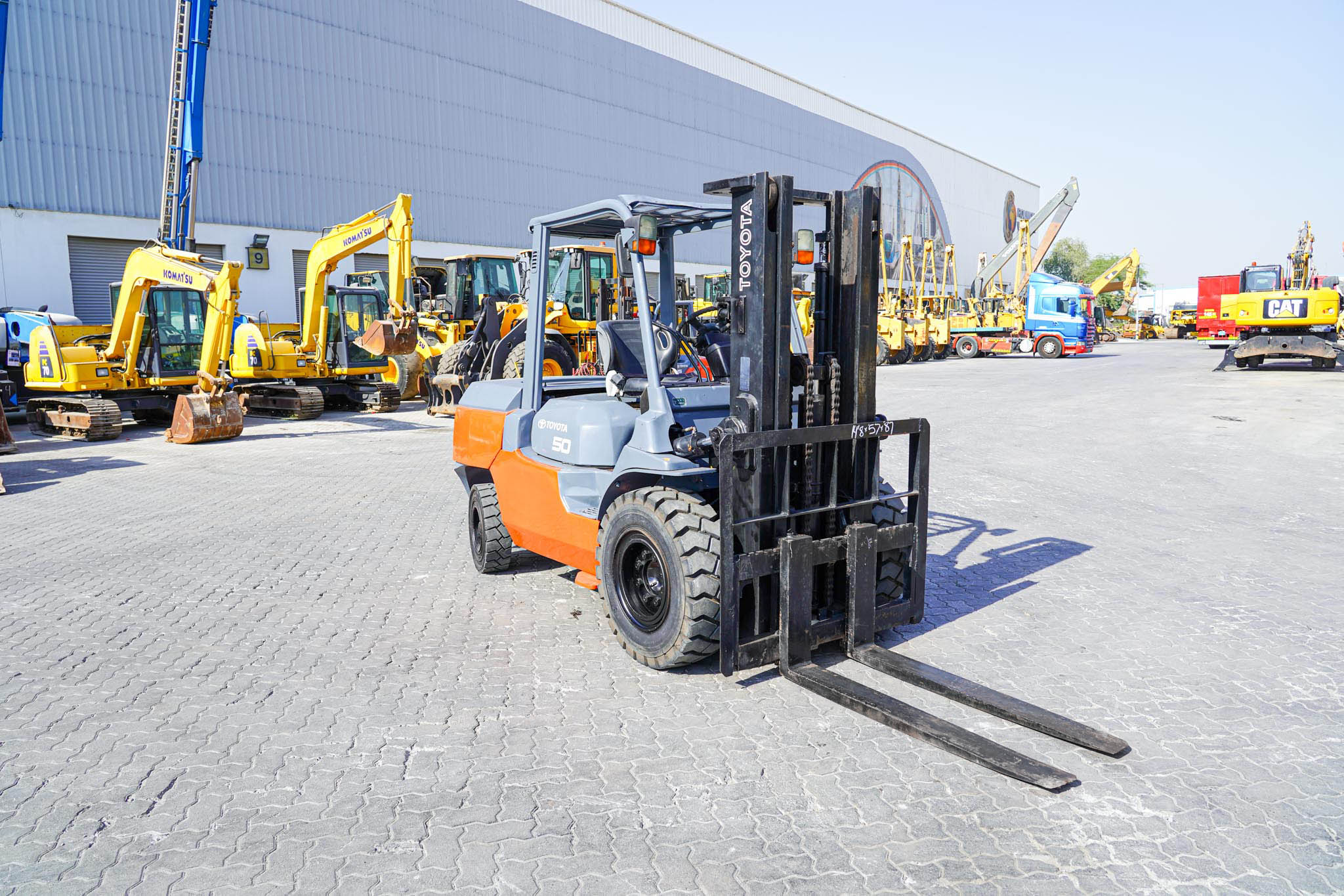 2017 Toyota 7FD50 11023 lb 5 Ton Pneumatic Tire Forklift - Image 3
