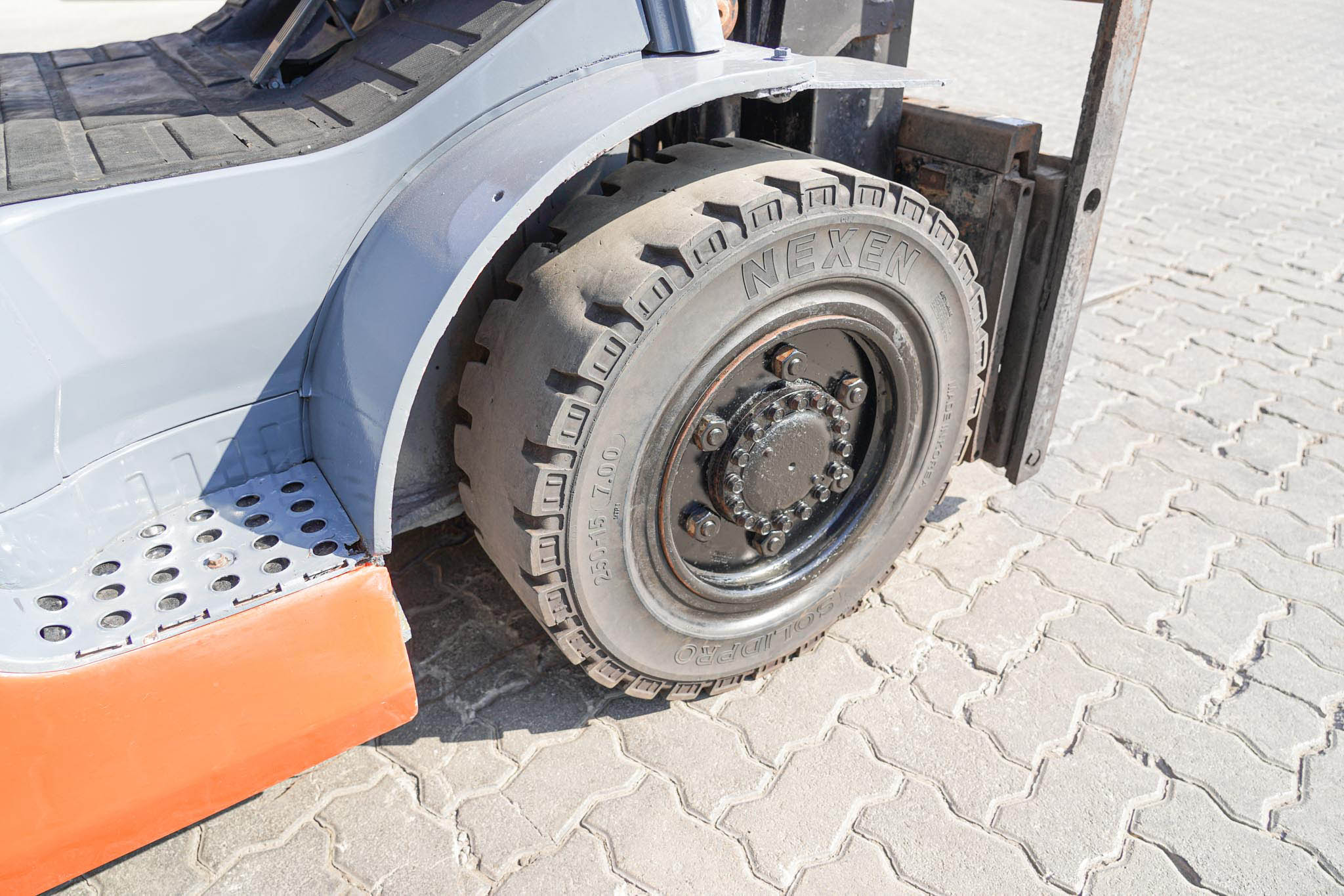 2020 Toyota 8FD35U 7050 lb 3.2 Ton Pneumatic Tire Forklift - Image 12