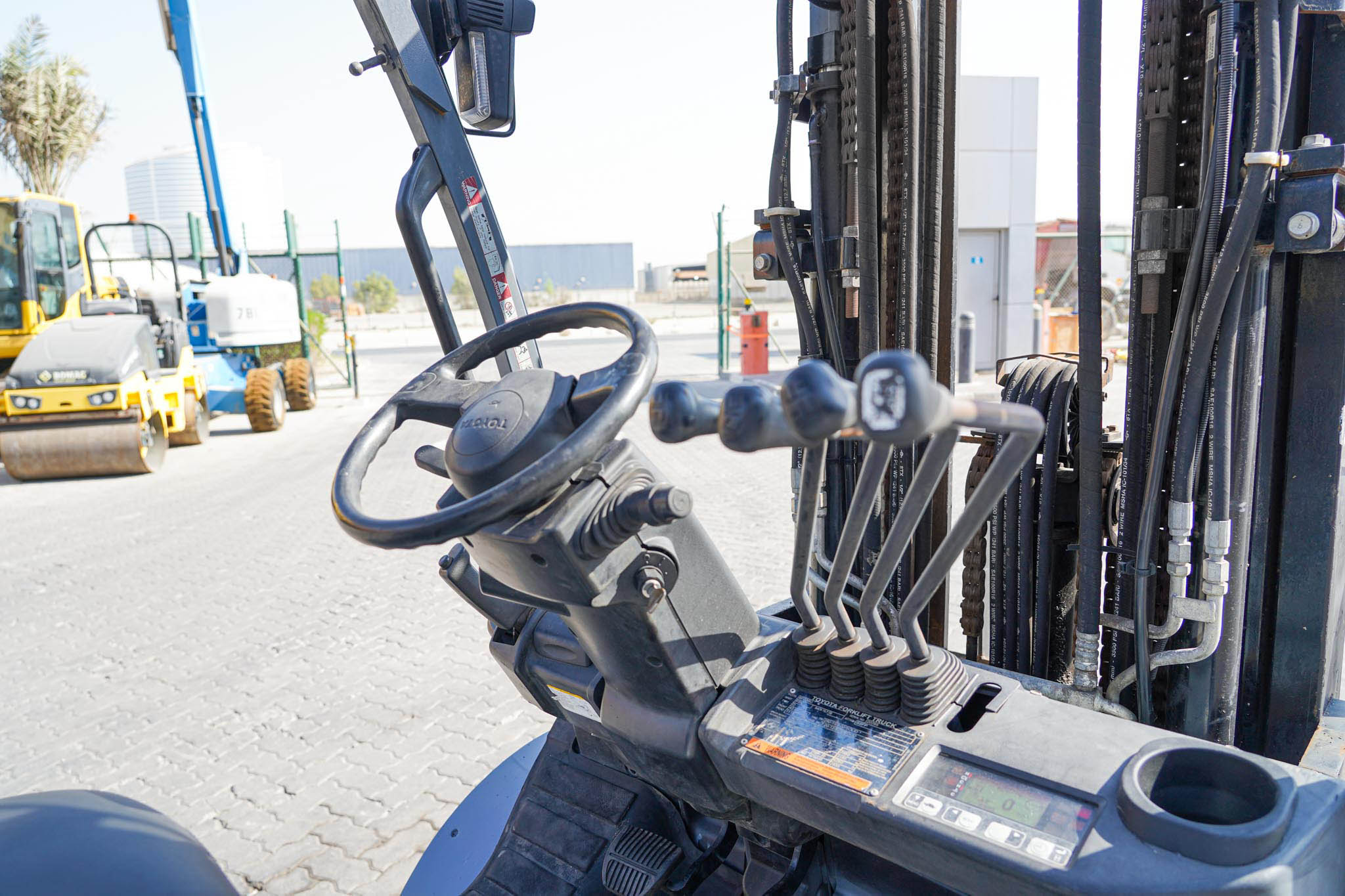 2020 Toyota 8FD35U 7050 lb 3.2 Ton Pneumatic Tire Forklift - Image 15