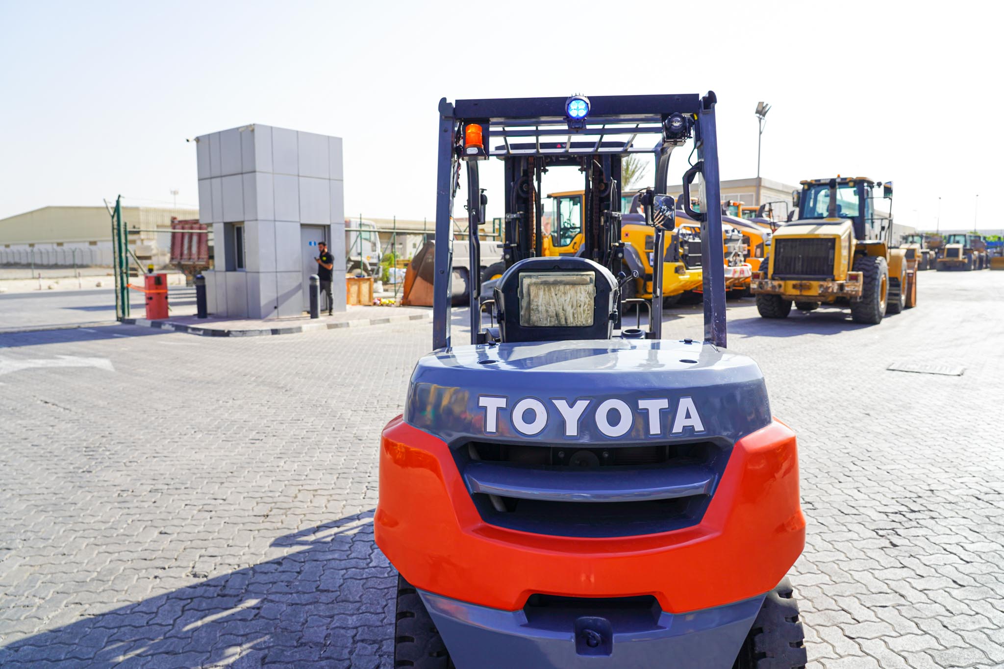 2020 Toyota 8FD35U 7050 lb 3.2 Ton Pneumatic Tire Forklift - Image 19