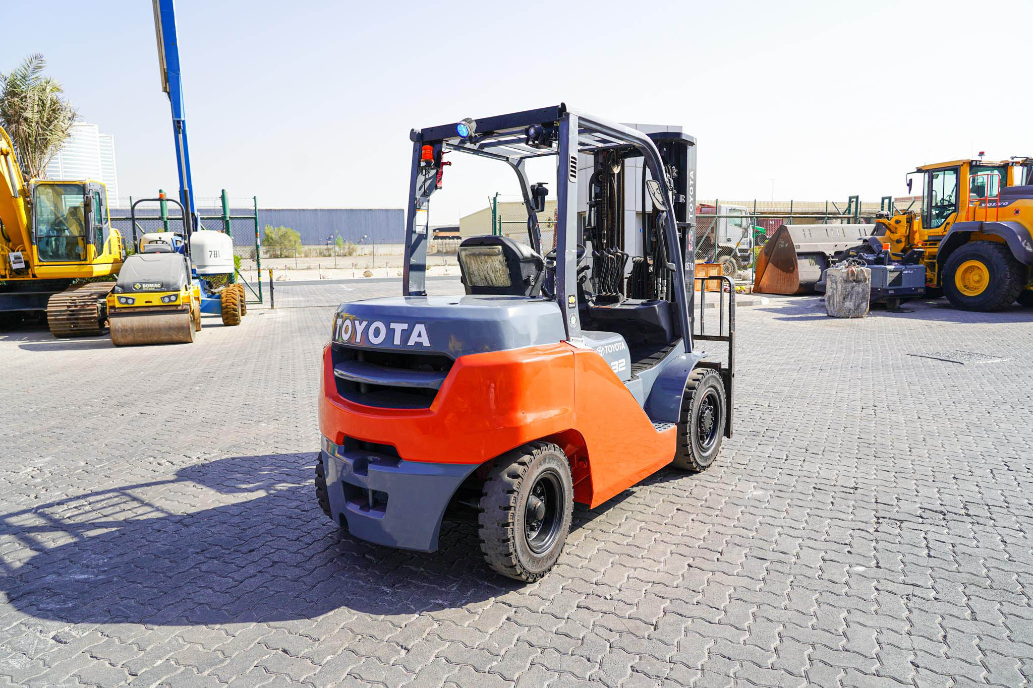 2020 Toyota 8FD35U 7050 lb 3.2 Ton Pneumatic Tire Forklift - Image 5
