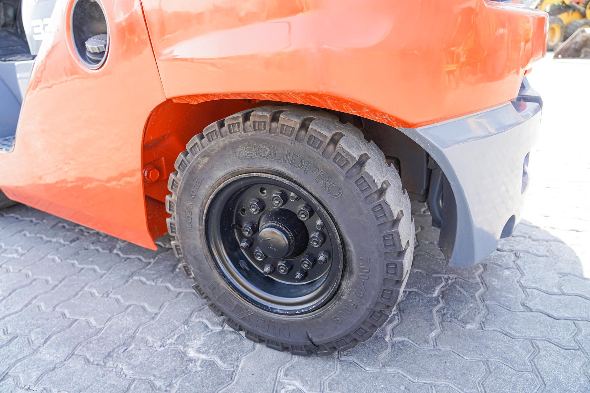 2020 Toyota 8FD35U 7050 lb 3.2 Ton Pneumatic Tire Forklift - Image 13