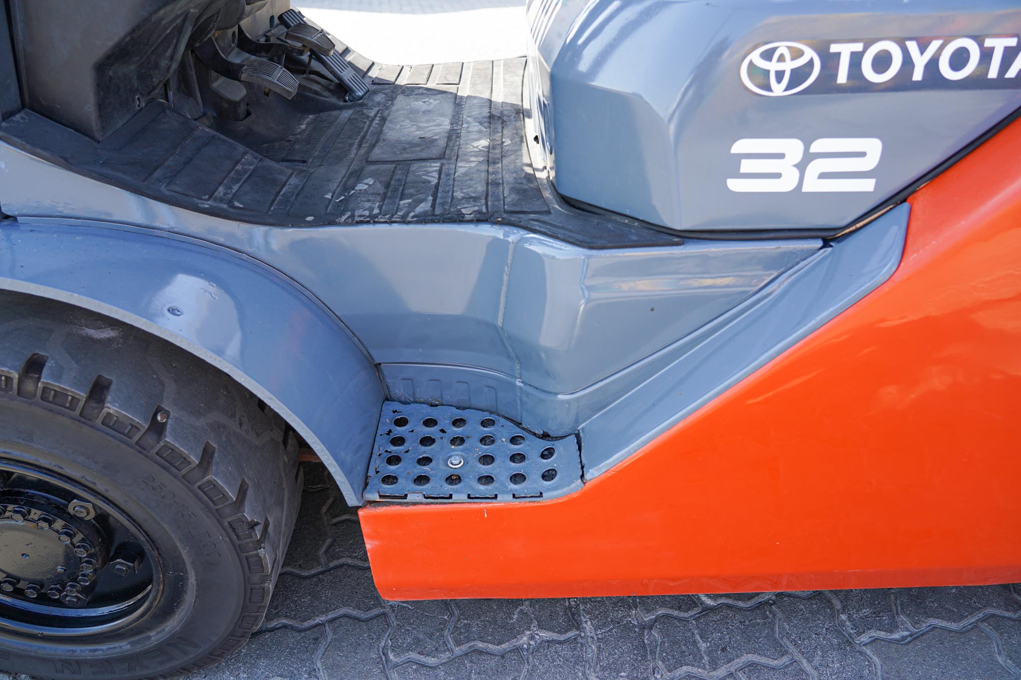 2020 Toyota 8FD35U 7050 lb 3.2 Ton Pneumatic Tire Forklift - Image 23