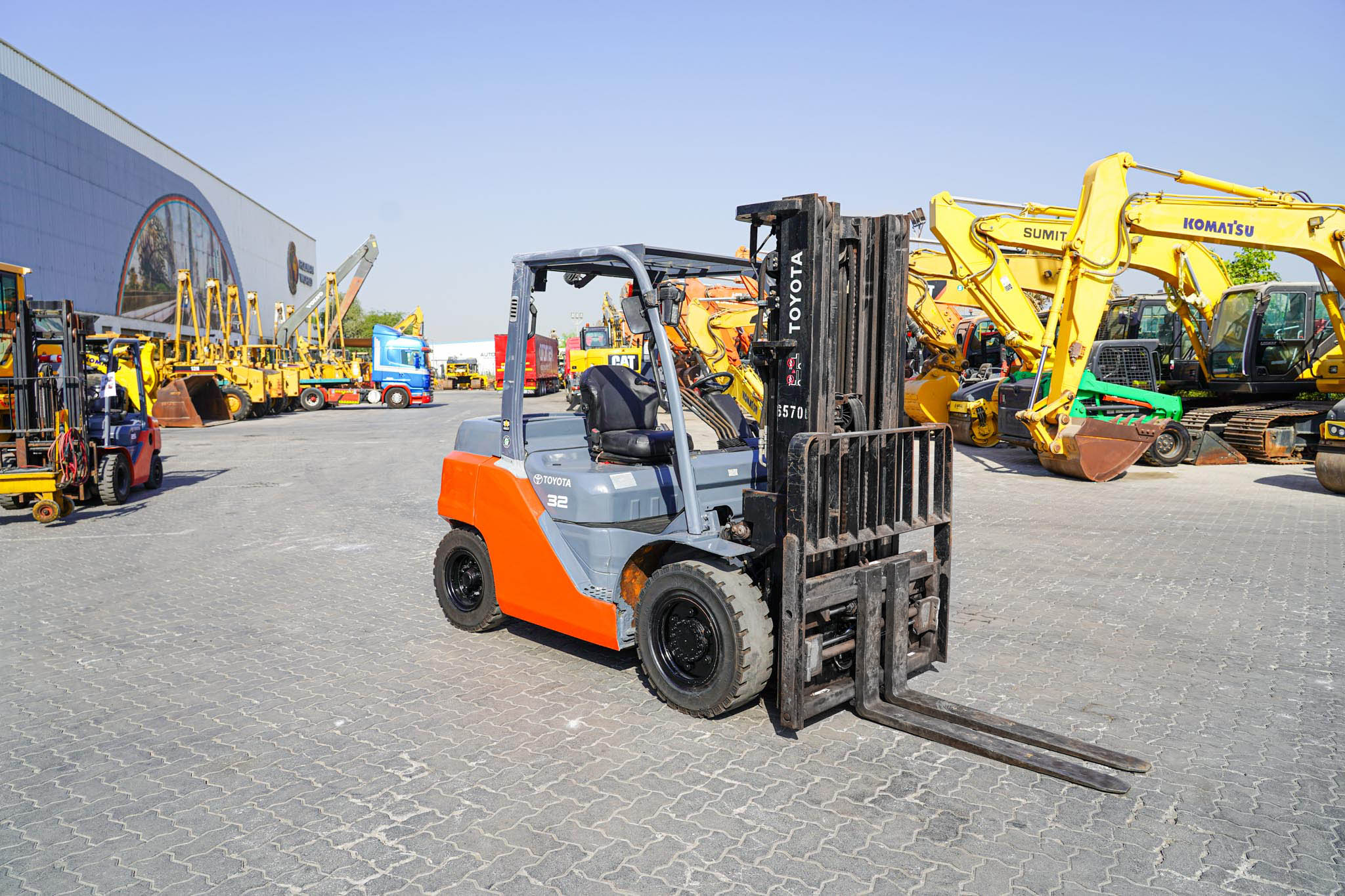 2020 Toyota 8FD35U 7050 lb 3.2 Ton Pneumatic Tire Forklift - Image 4