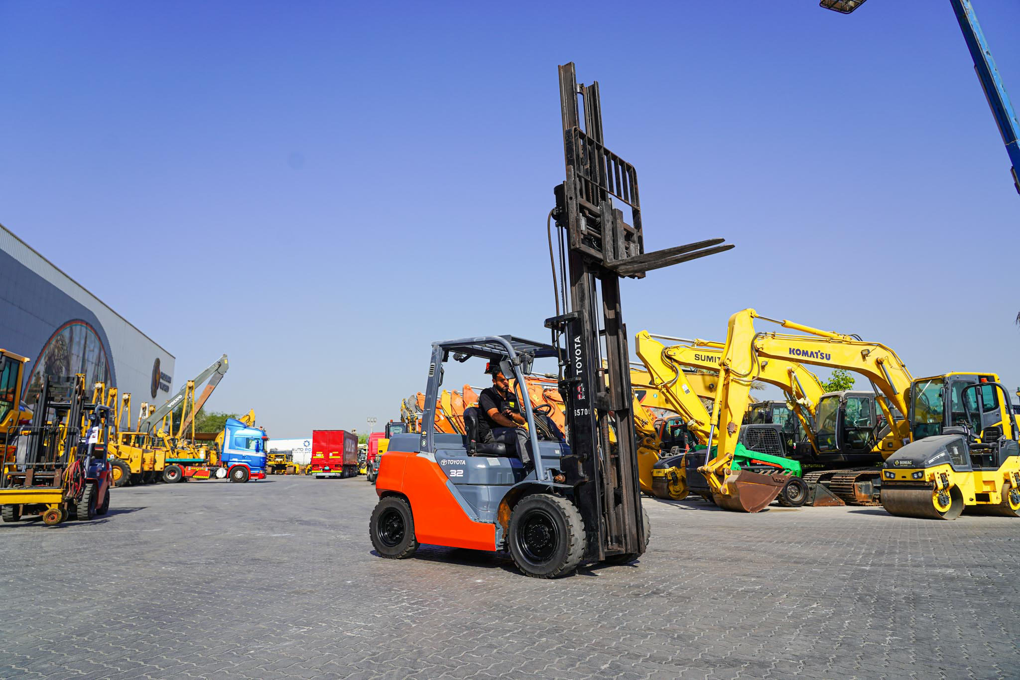 2020 Toyota 8FD35U 7050 lb 3.2 Ton Pneumatic Tire Forklift - Image 2