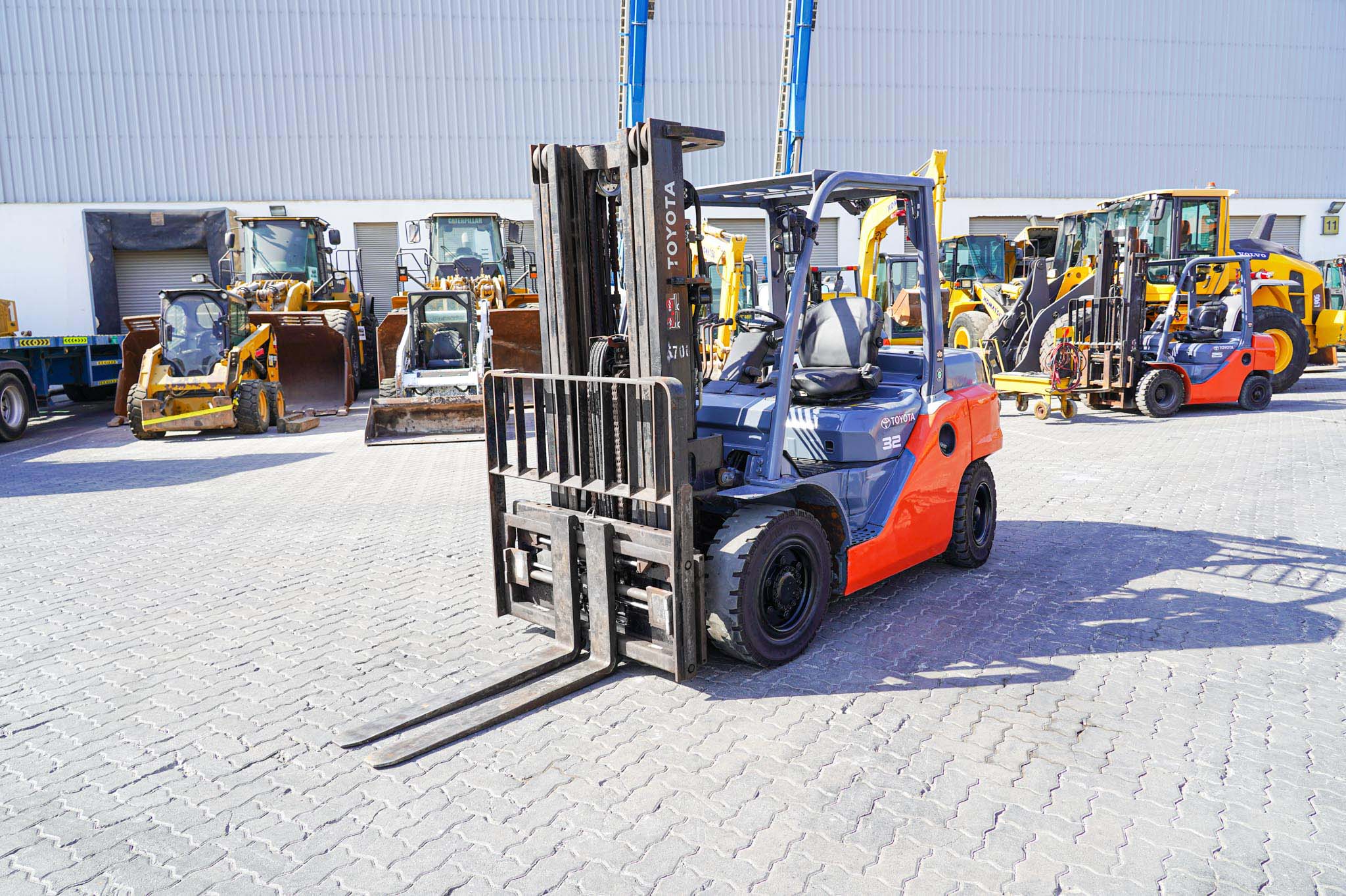 2020 Toyota 8FD35U 7050 lb 3.2 Ton Pneumatic Tire Forklift - Image 3