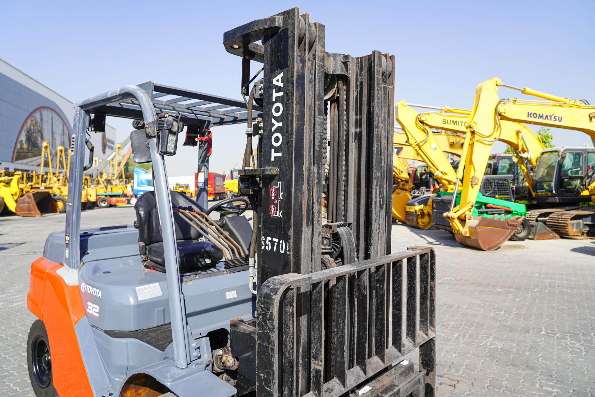2020 Toyota 8FD35U 7050 lb 3.2 Ton Pneumatic Tire Forklift - Image 9