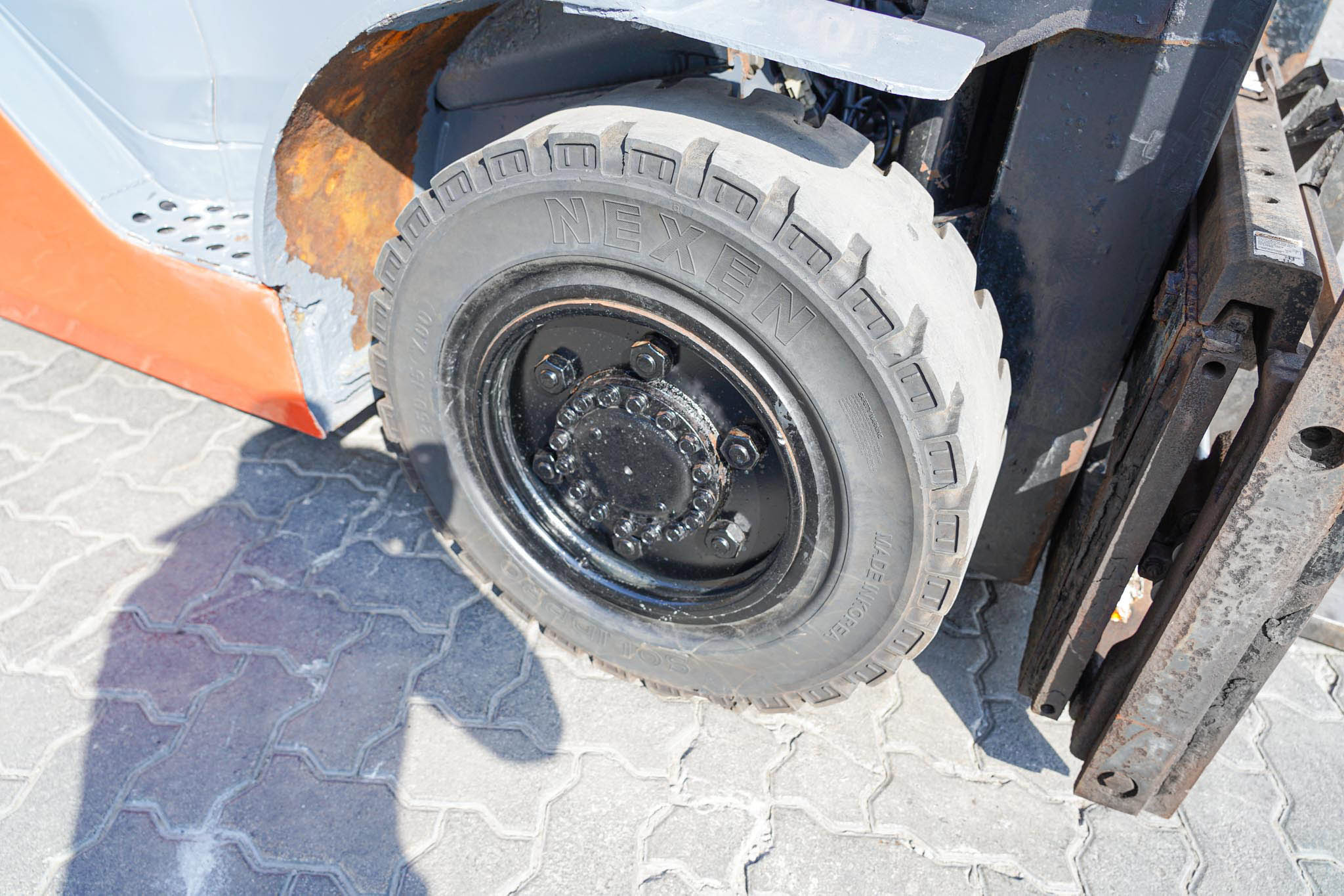 2020 Toyota 8FD35U 7050 lb 3.2 Ton Pneumatic Tire Forklift - Image 11