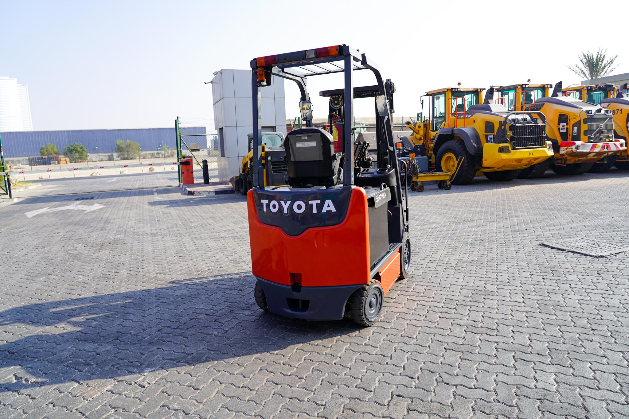2018 Toyota 8FBCU25 2 Ton 4400 lb Electric Forklift - Image 4