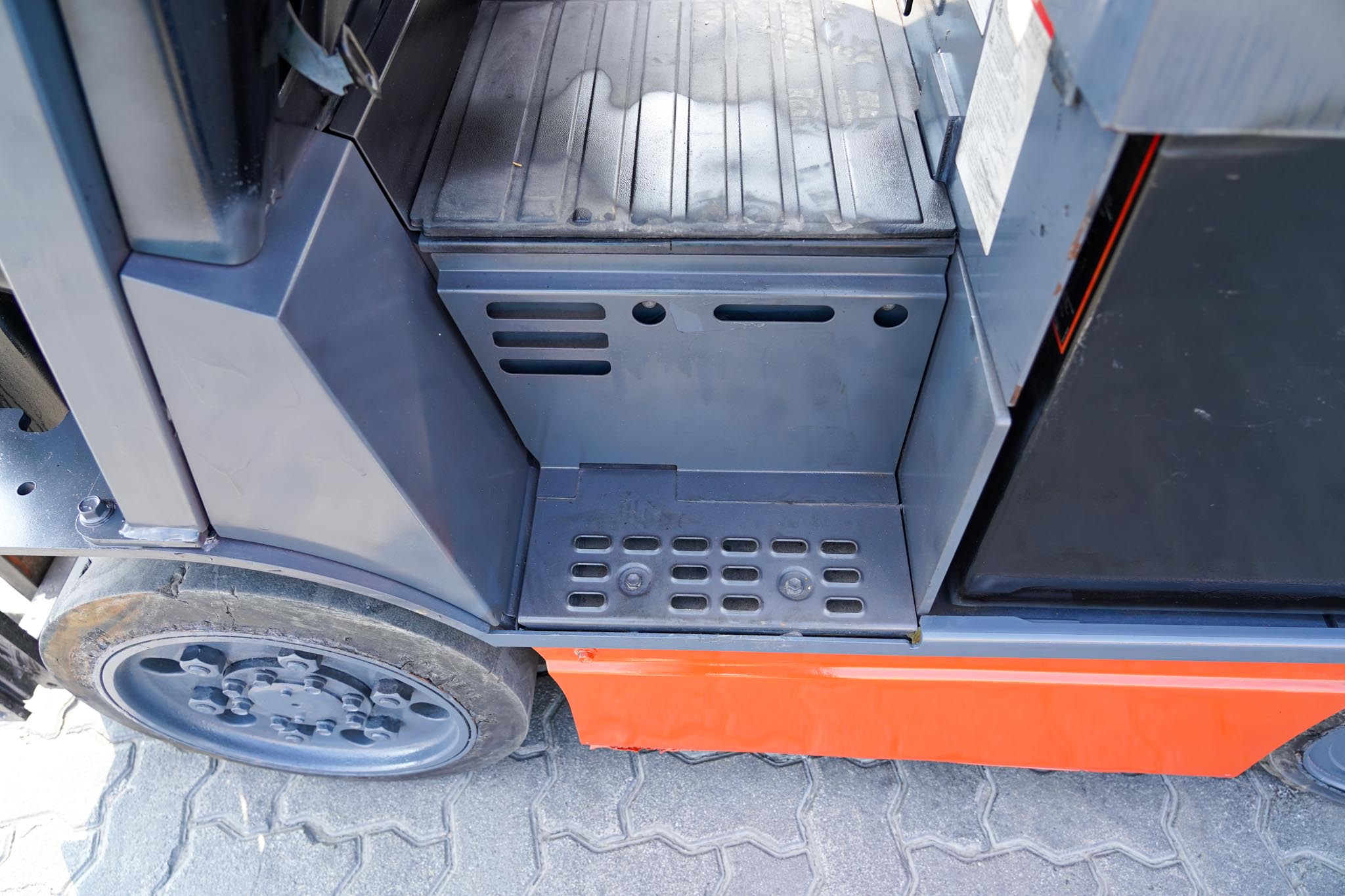 2018 Toyota 8FBCU25 2 Ton 4400 lb Electric Forklift - Image 18