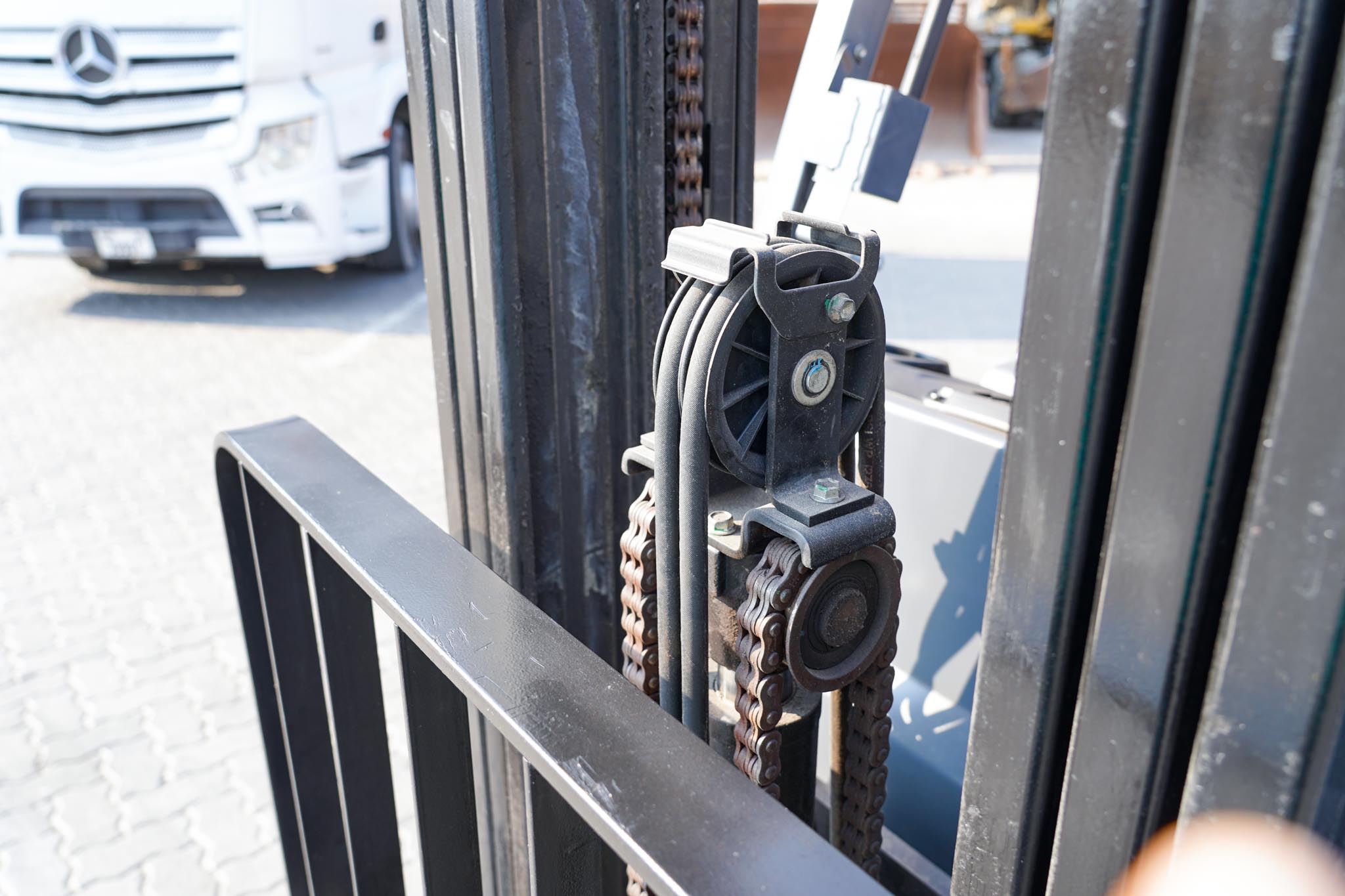 2018 Toyota 8FBCU25 2 Ton 4400 lb Electric Forklift - Image 25