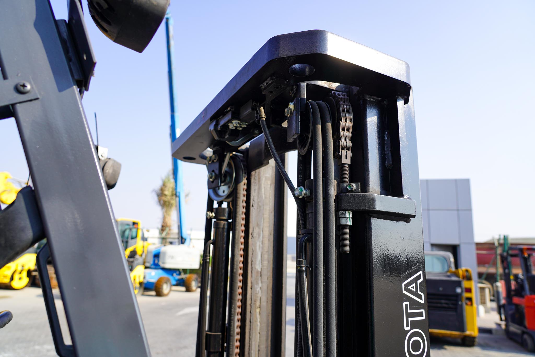 2018 Toyota 8FBCU25 2 Ton 4400 lb Electric Forklift - Image 11