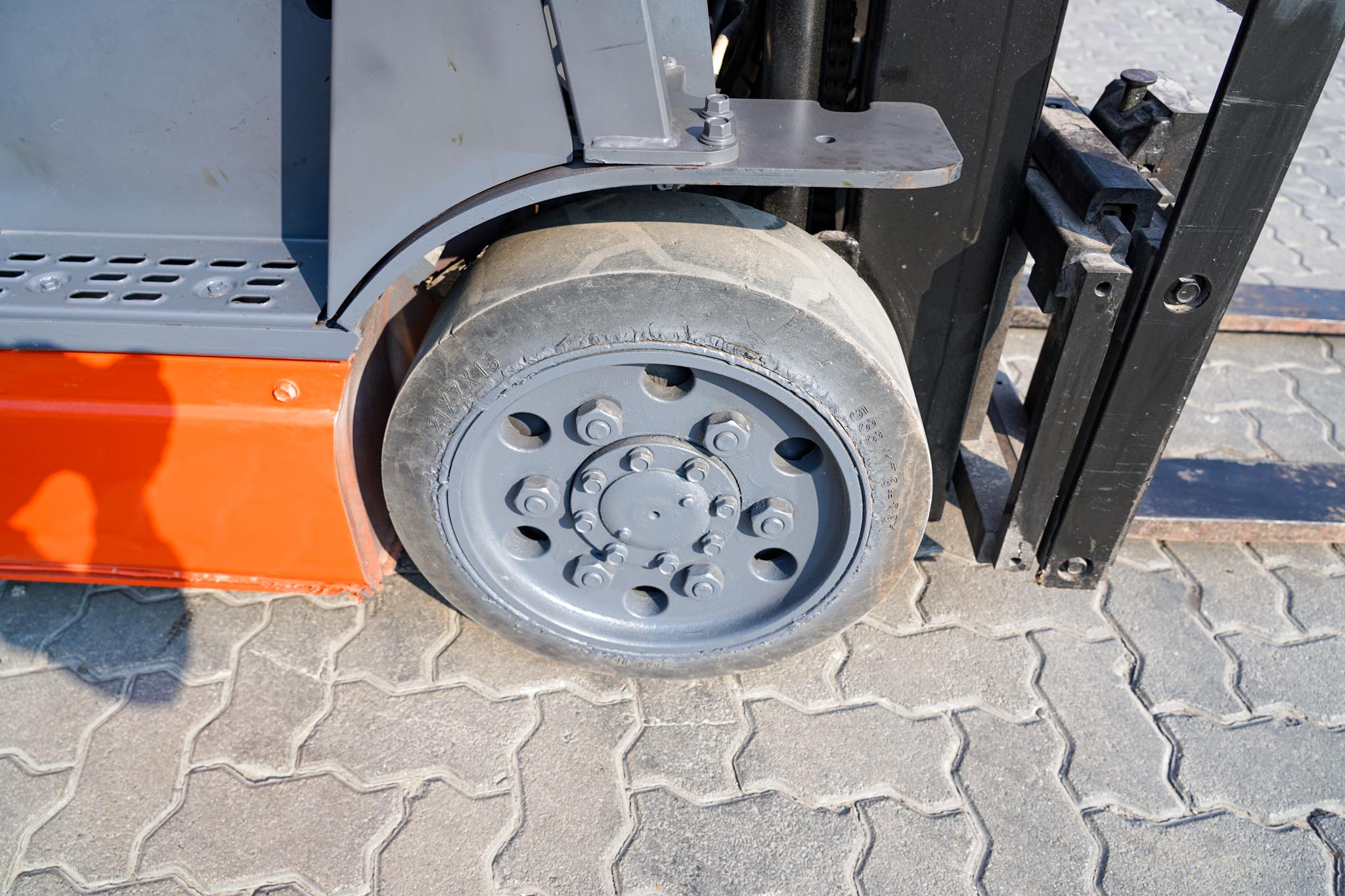 2018 Toyota 8FBCU25 2 Ton 4400 lb Electric Forklift - Image 13