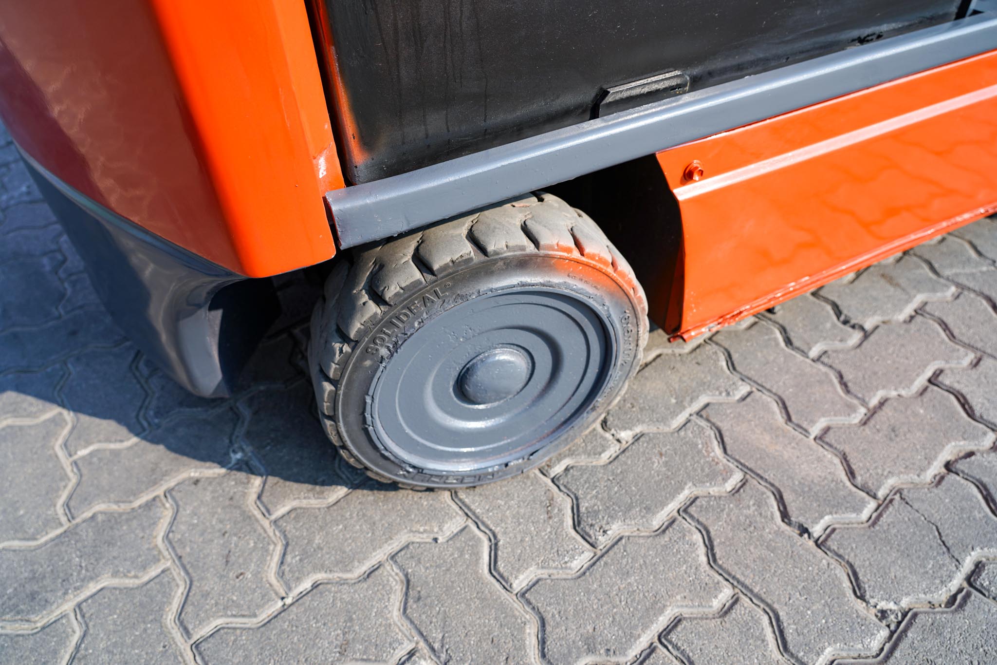 2018 Toyota 8FBCU25 2 Ton 4400 lb Electric Forklift - Image 14