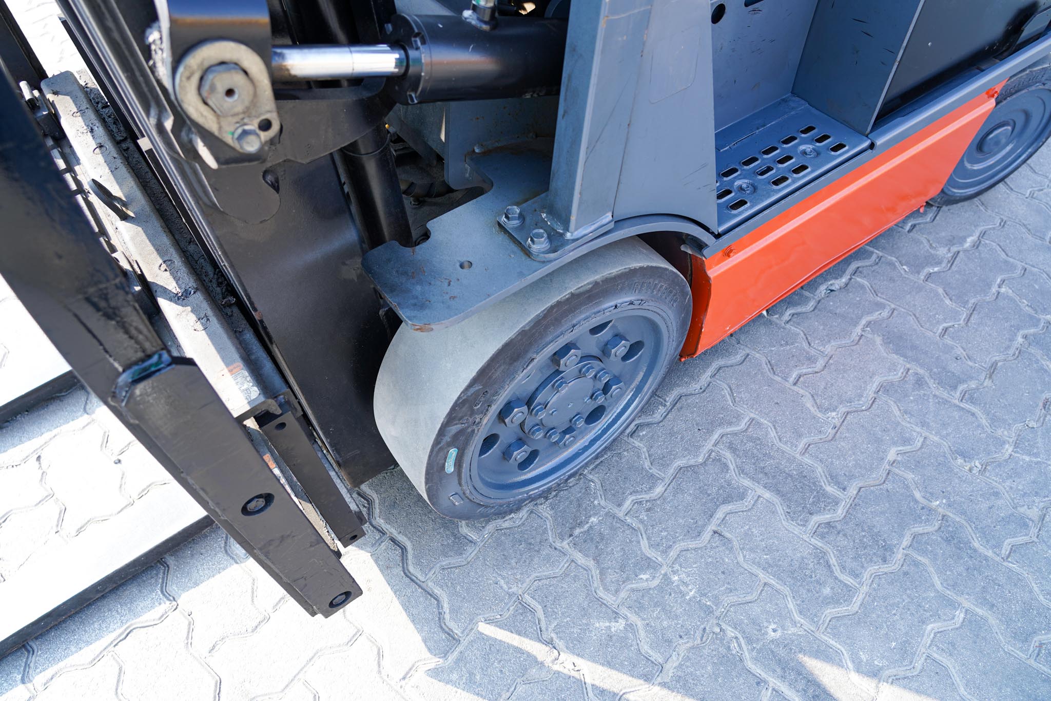 2018 Toyota 8FBCU25 2 Ton 4400 lb Electric Forklift - Image 21