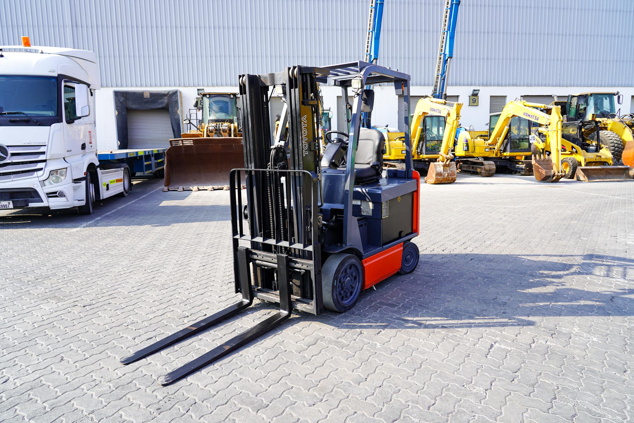 2018 Toyota 8FBCU25 2 Ton 4400 lb Electric Forklift - Image 3