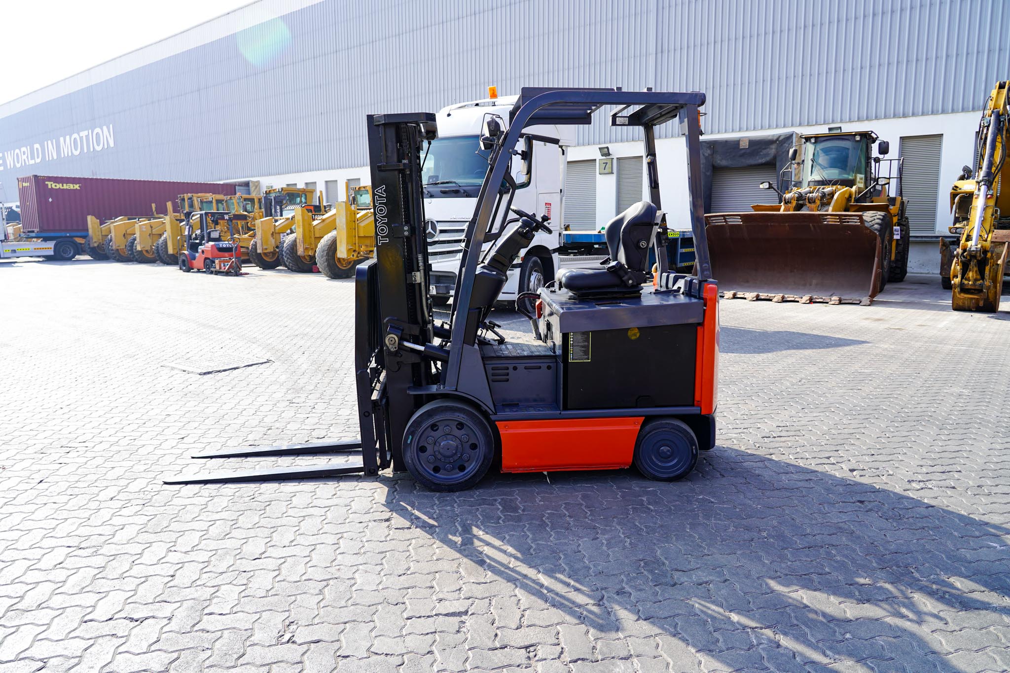 2018 Toyota 8FBCU25 2 Ton 4400 lb Electric Forklift - Image 4