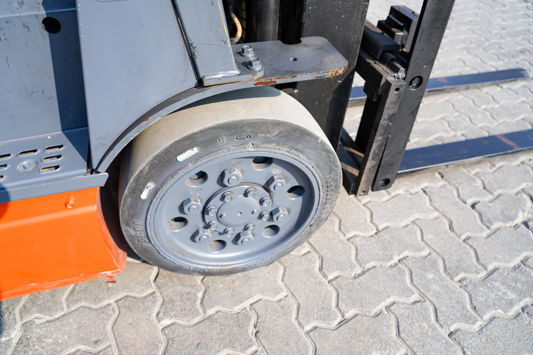 2018 Toyota 8FBCU25 2 Ton 4400 lb Electric Forklift - Image 15