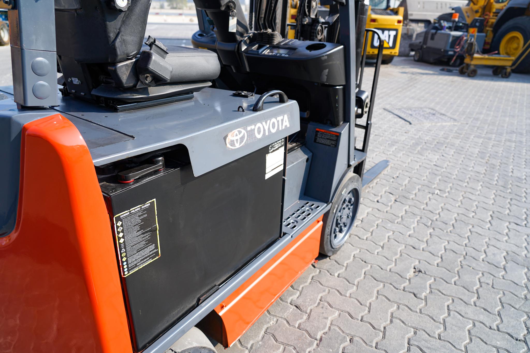 2018 Toyota 8FBCU25 2 Ton 4400 lb Electric Forklift - Image 16