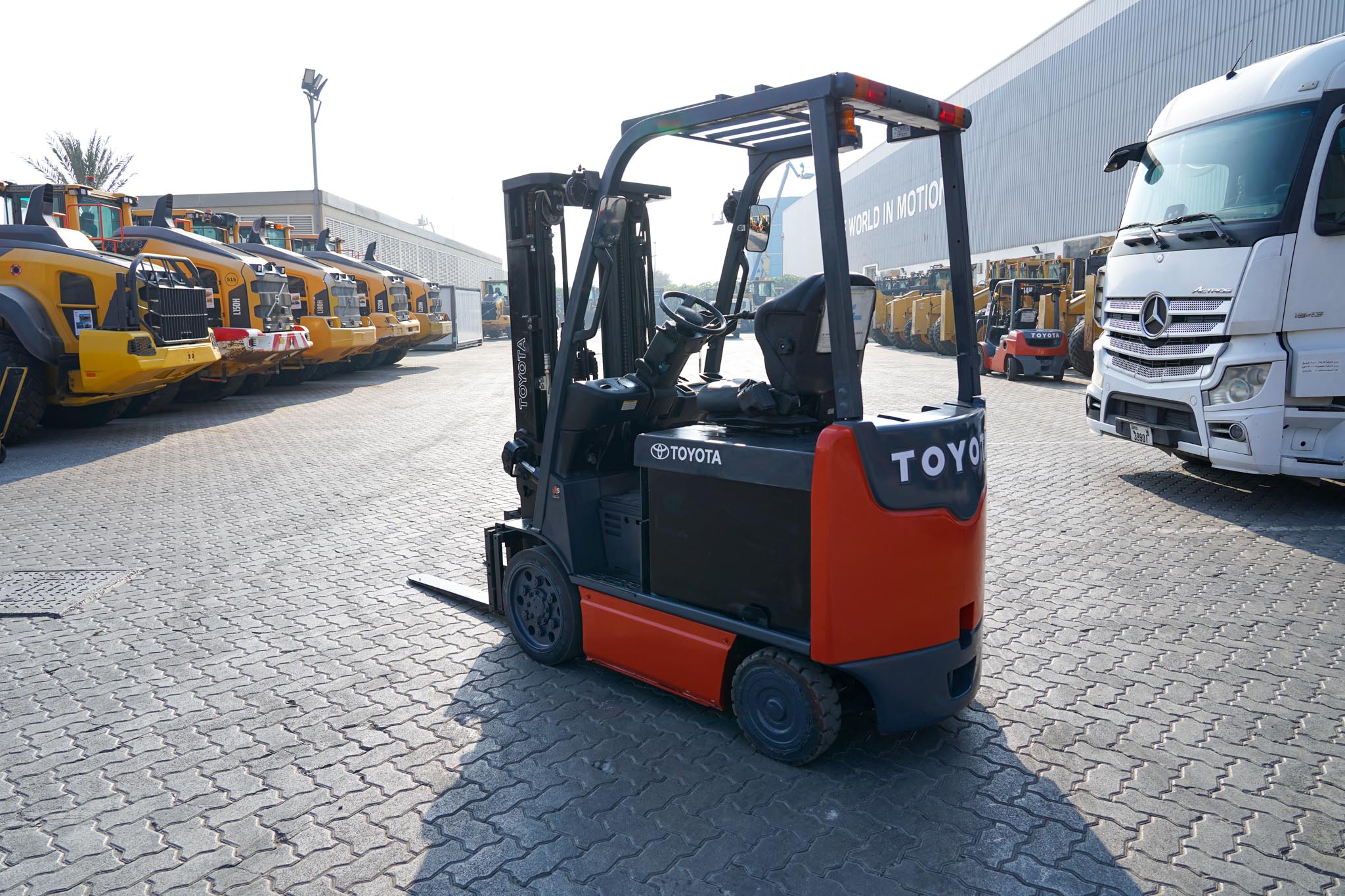 2018 Toyota 8FBCU25 2 Ton 4400 lb Cushion Tire Electric Forklift - Image 5