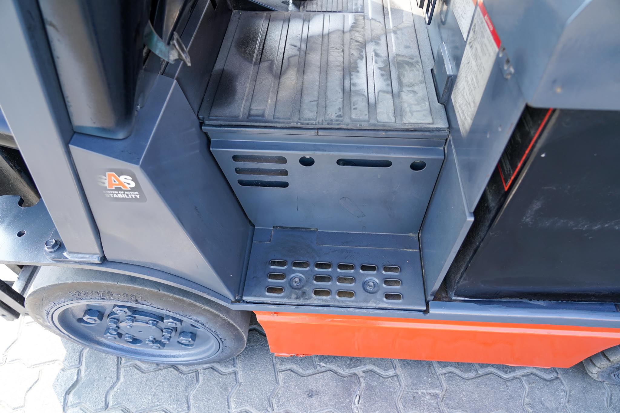 2018 Toyota 8FBCU25 2 Ton 4400 lb Cushion Tire Electric Forklift - Image 20