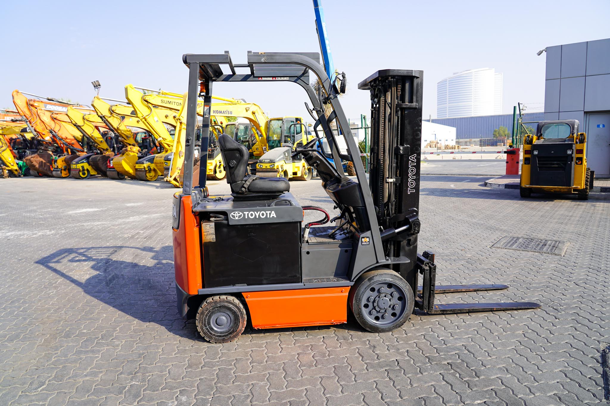 2018 Toyota 8FBCU25 2 Ton 4400 lb Cushion Tire Electric Forklift - Image 4