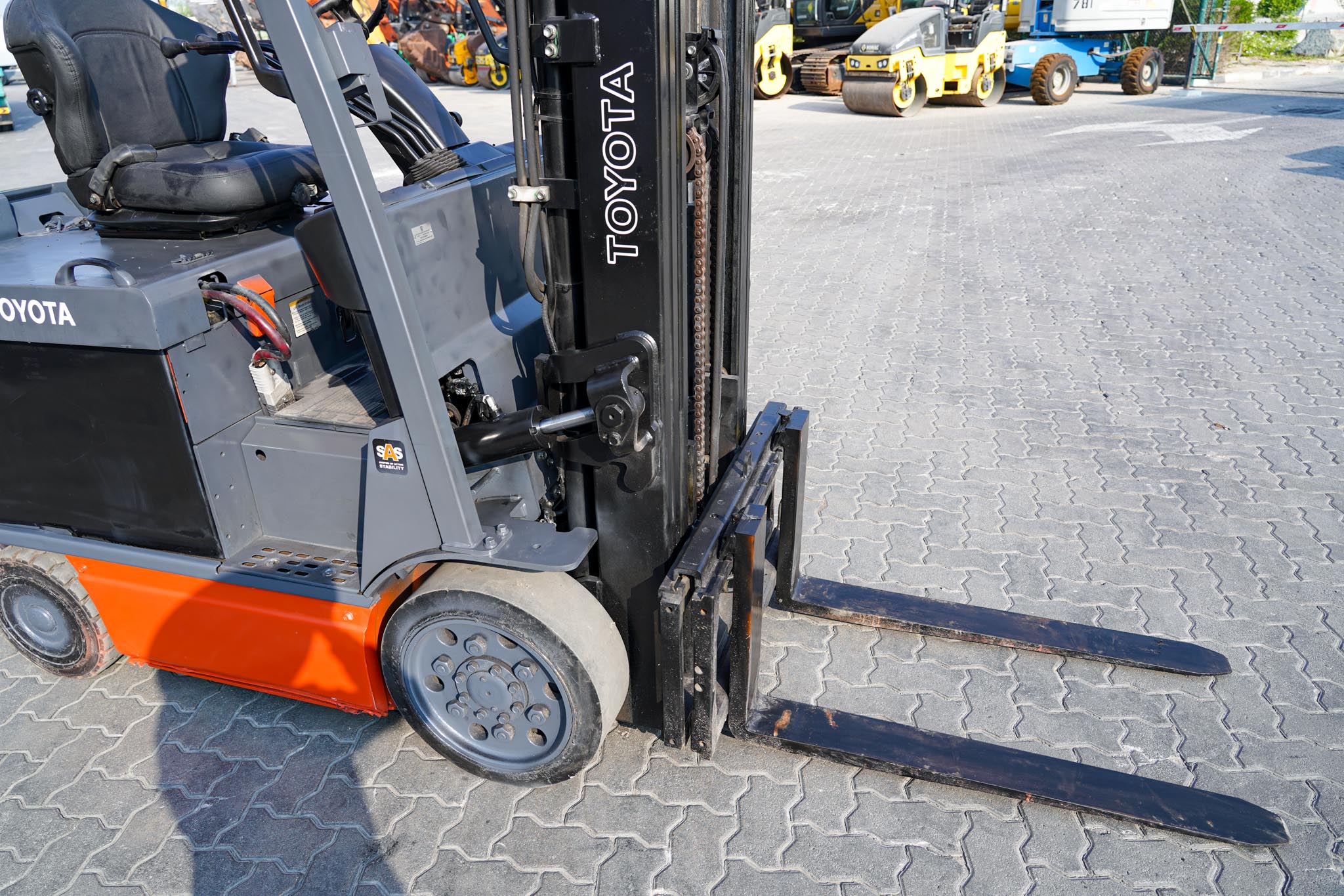 2018 Toyota 8FBCU25 2 Ton 4400 lb Cushion Tire Electric Forklift - Image 11