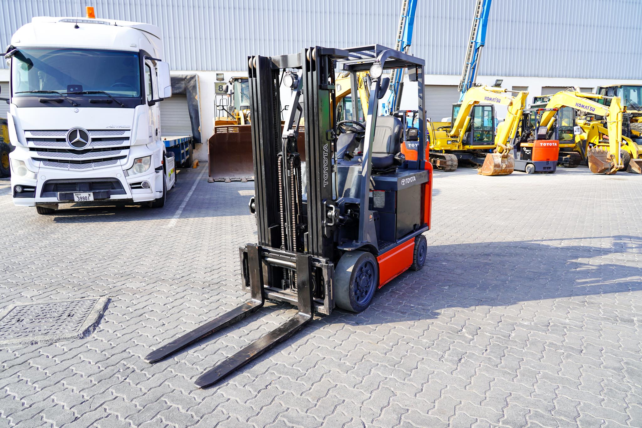 2018 Toyota 8FBCU25 2 Ton 4400 lb Cushion Tire Electric Forklift - Image 3