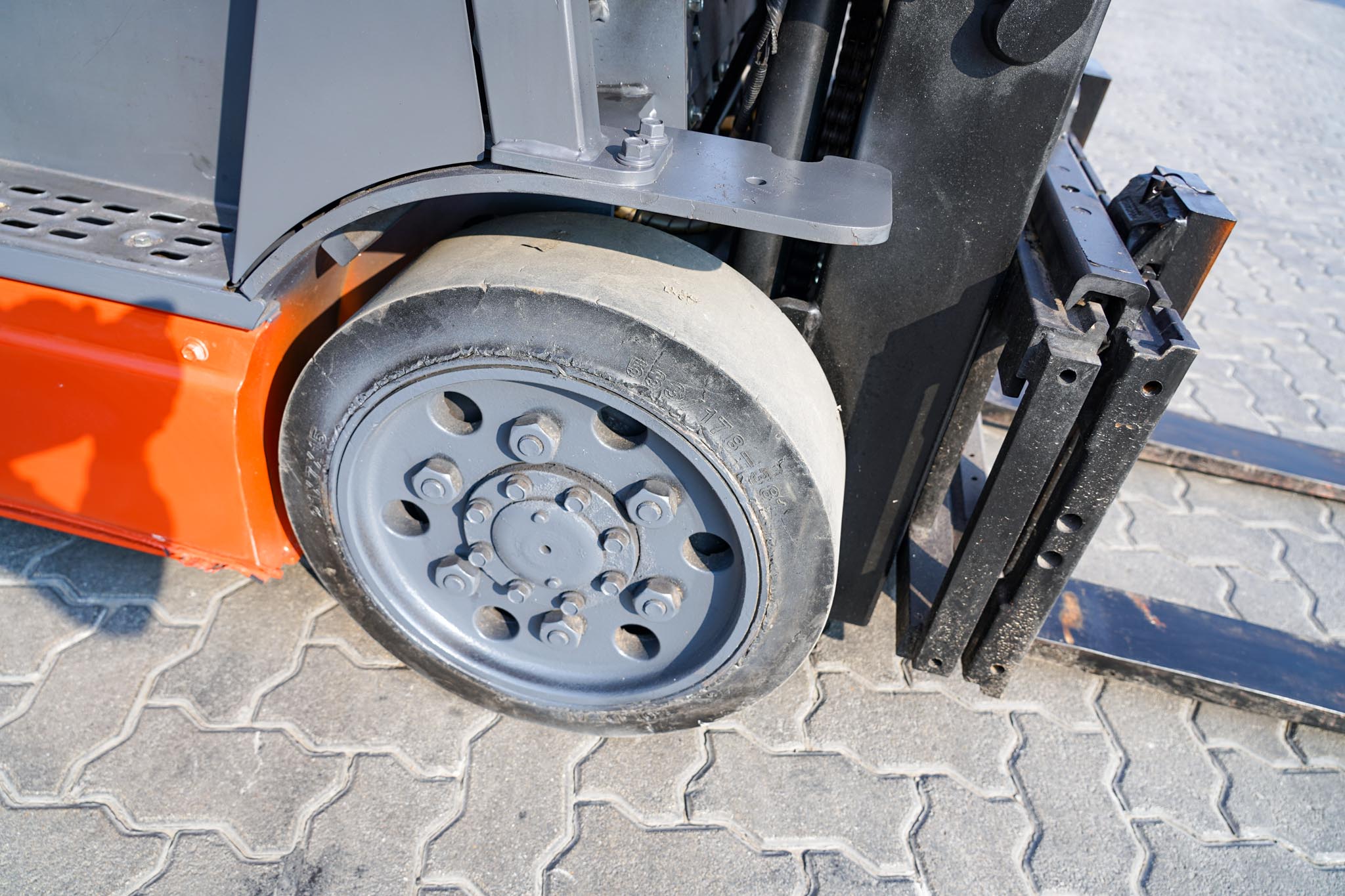 2018 Toyota 8FBCU25 2 Ton 4400 lb Cushion Tire Electric Forklift - Image 13