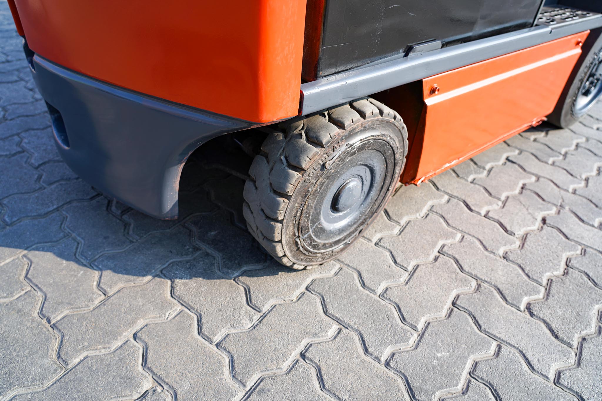 2018 Toyota 8FBCU25 2 Ton 4400 lb Cushion Tire Electric Forklift - Image 14