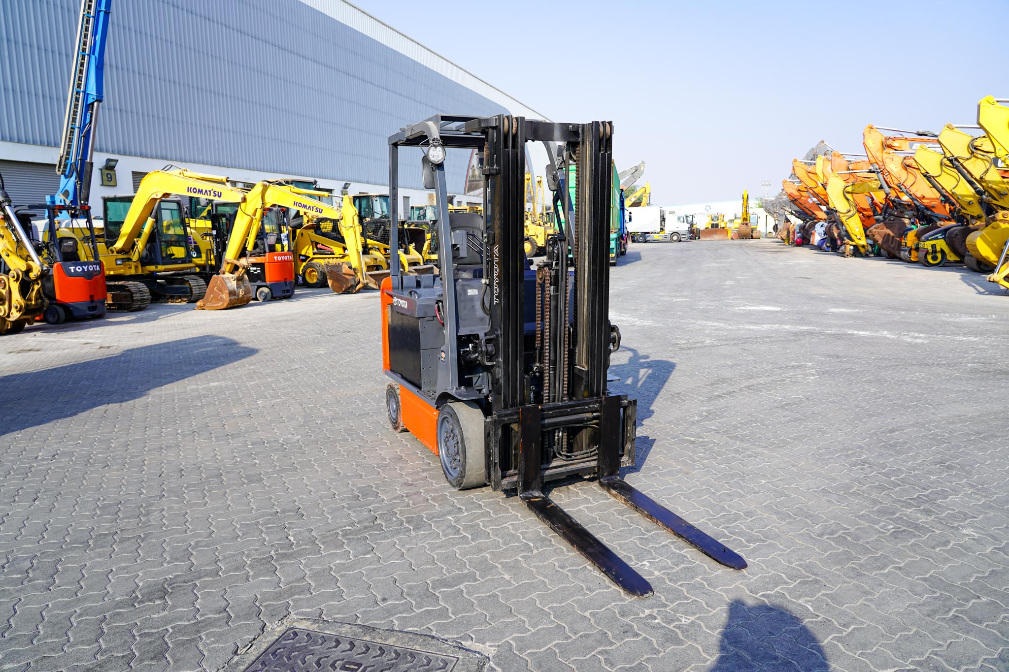 2018 Toyota 8FBCU25 2 Ton 4400 lb Cushion Tire Electric Forklift - Image 2