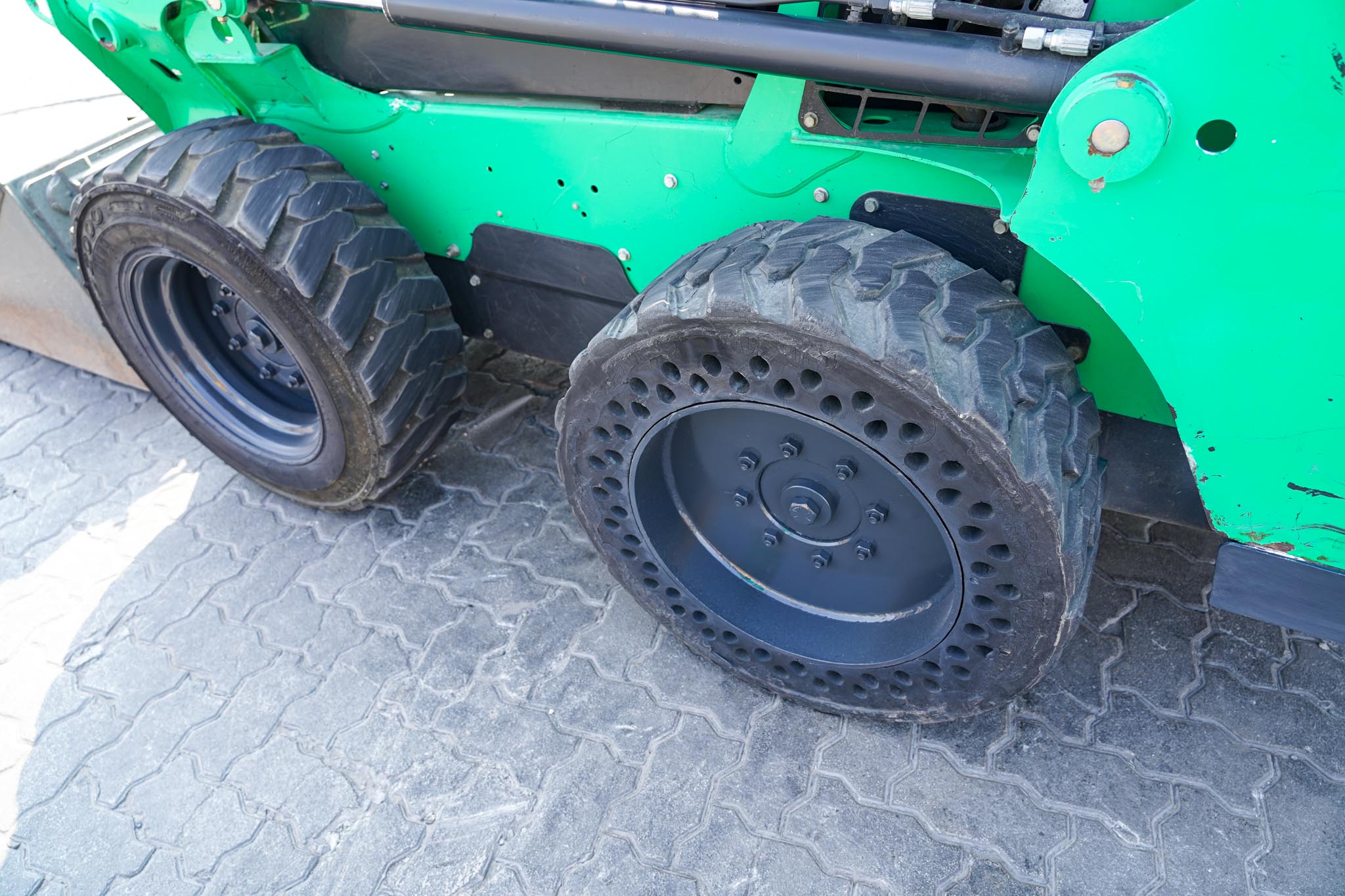 2017 BOBCAT S550 Skid Steer Loader - Image 9